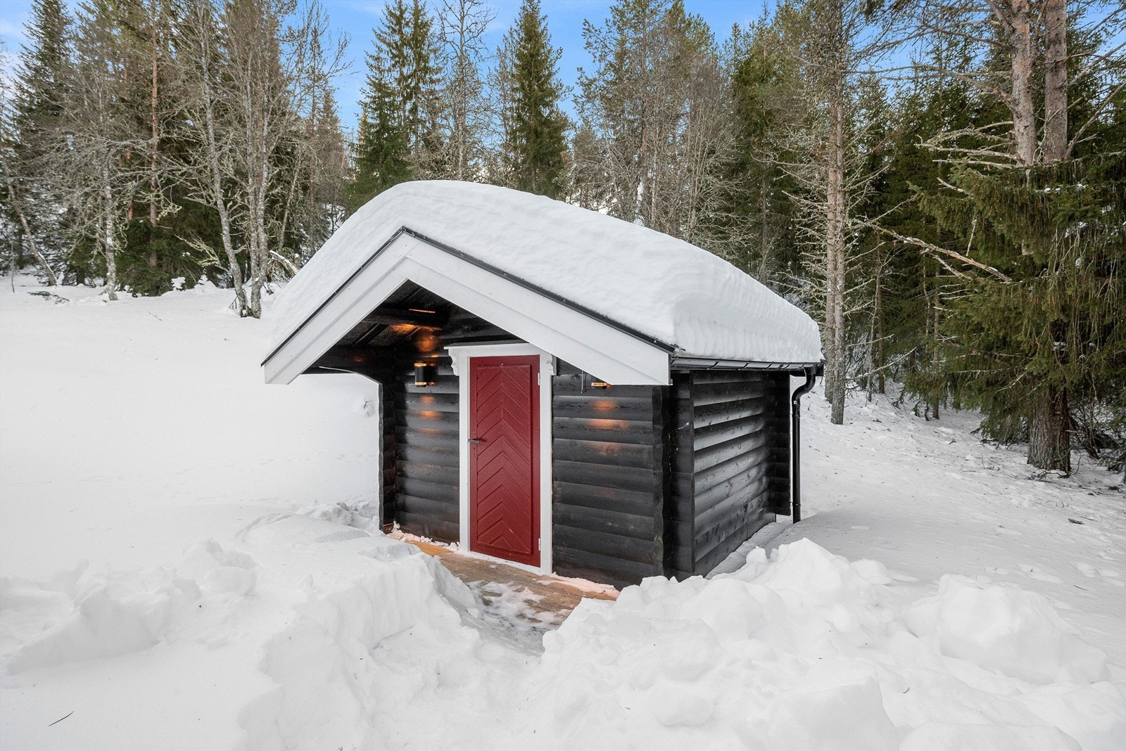 Uthuset gir ekstra oppbevaringsmuligheter og bidrar til en ryddig og funksjonell eiendom. Galleribilde