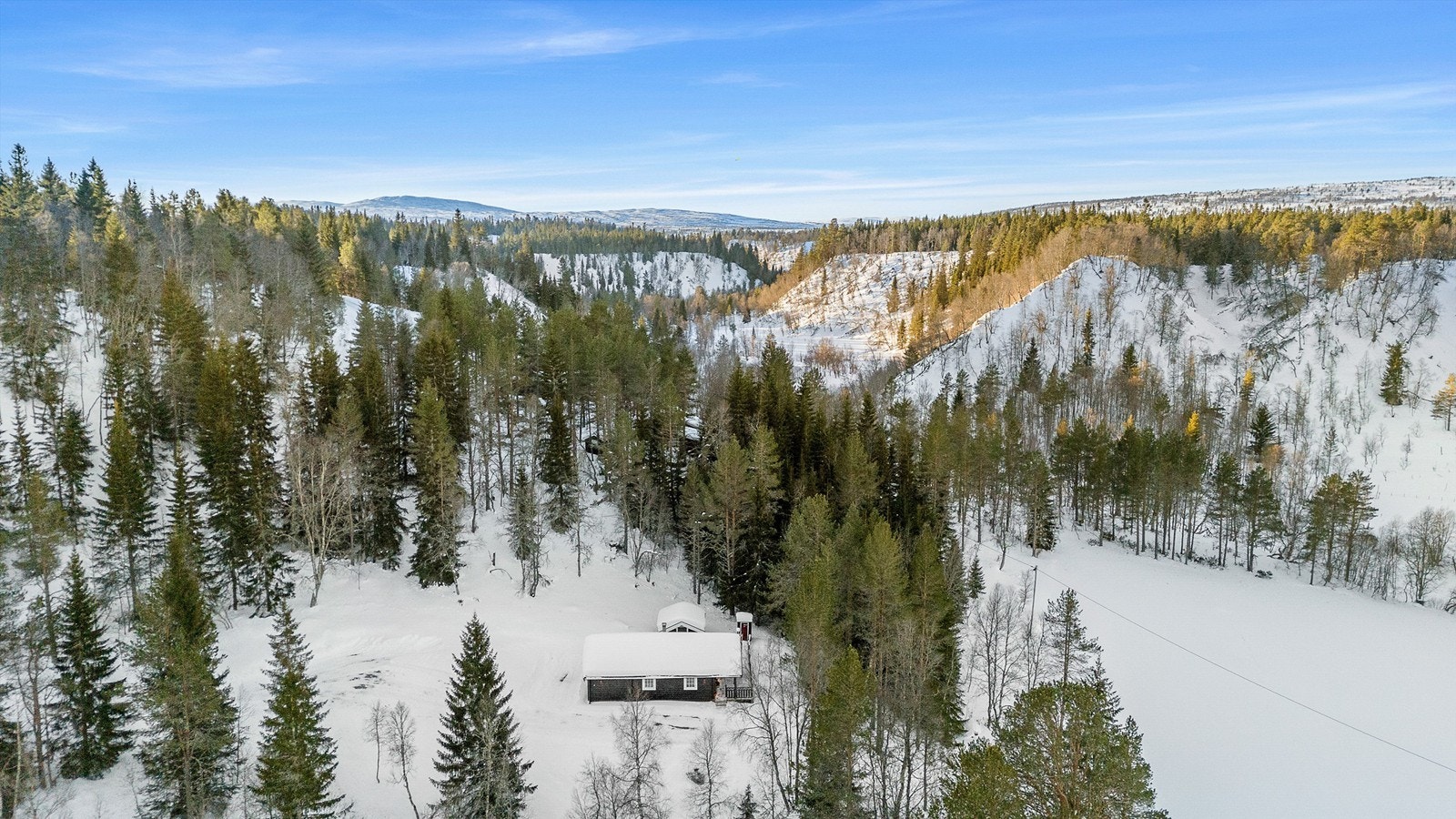 Til tross for den landlige beliggenheten er det gode forbindelser videre: Trondheim nås på rundt 1 time og 15 minutter med bil, og Trondheim Lufthavn Værnes på omtrent halvannen time. Galleribilde