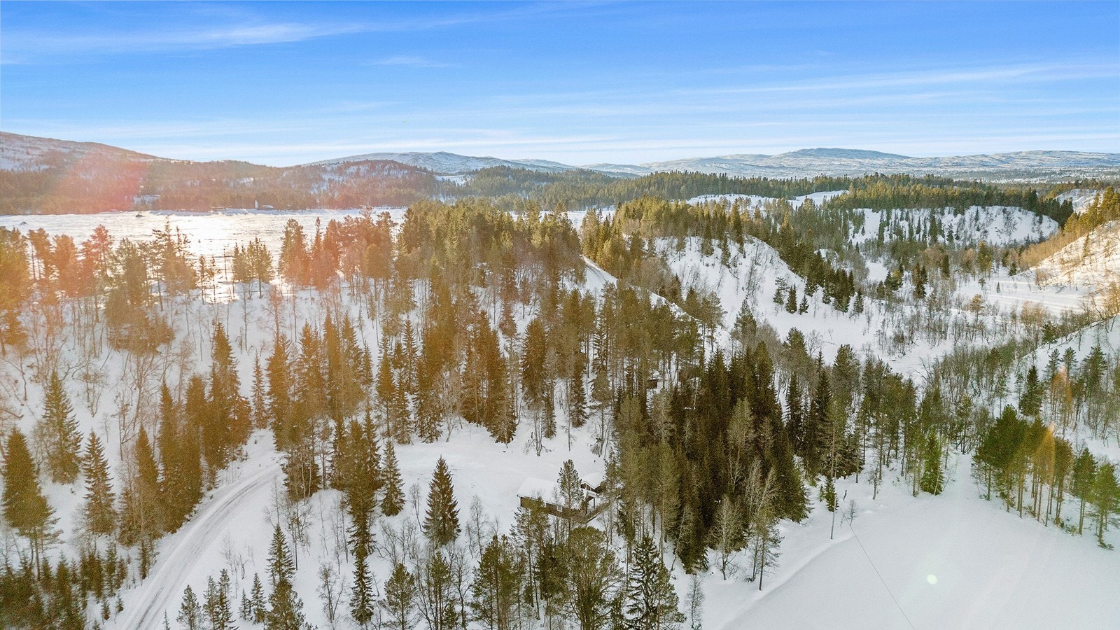 Eiendommen gir deg den perfekte kombinasjonen av ro, natur og tilgjengelighet. Enten du drømmer om et aktivt friluftsliv rett utenfor døren, eller bare ønsker et sted hvor du kan finne stillheten og senke skuldrene. Galleribilde
