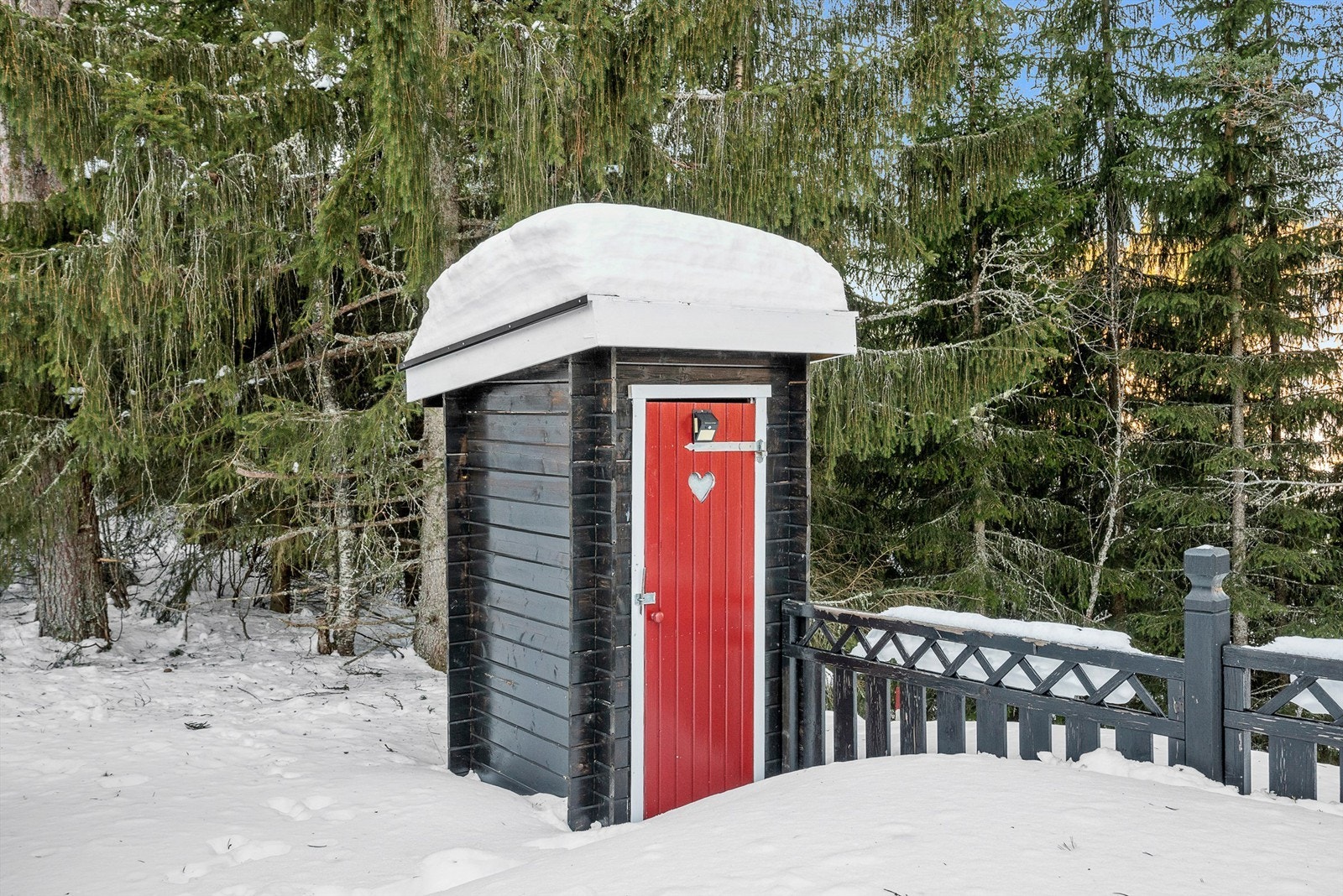 Egen frittstående utedo på tomten - en klassisk og funksjonell løsning tilpasset hyttelivet. Galleribilde