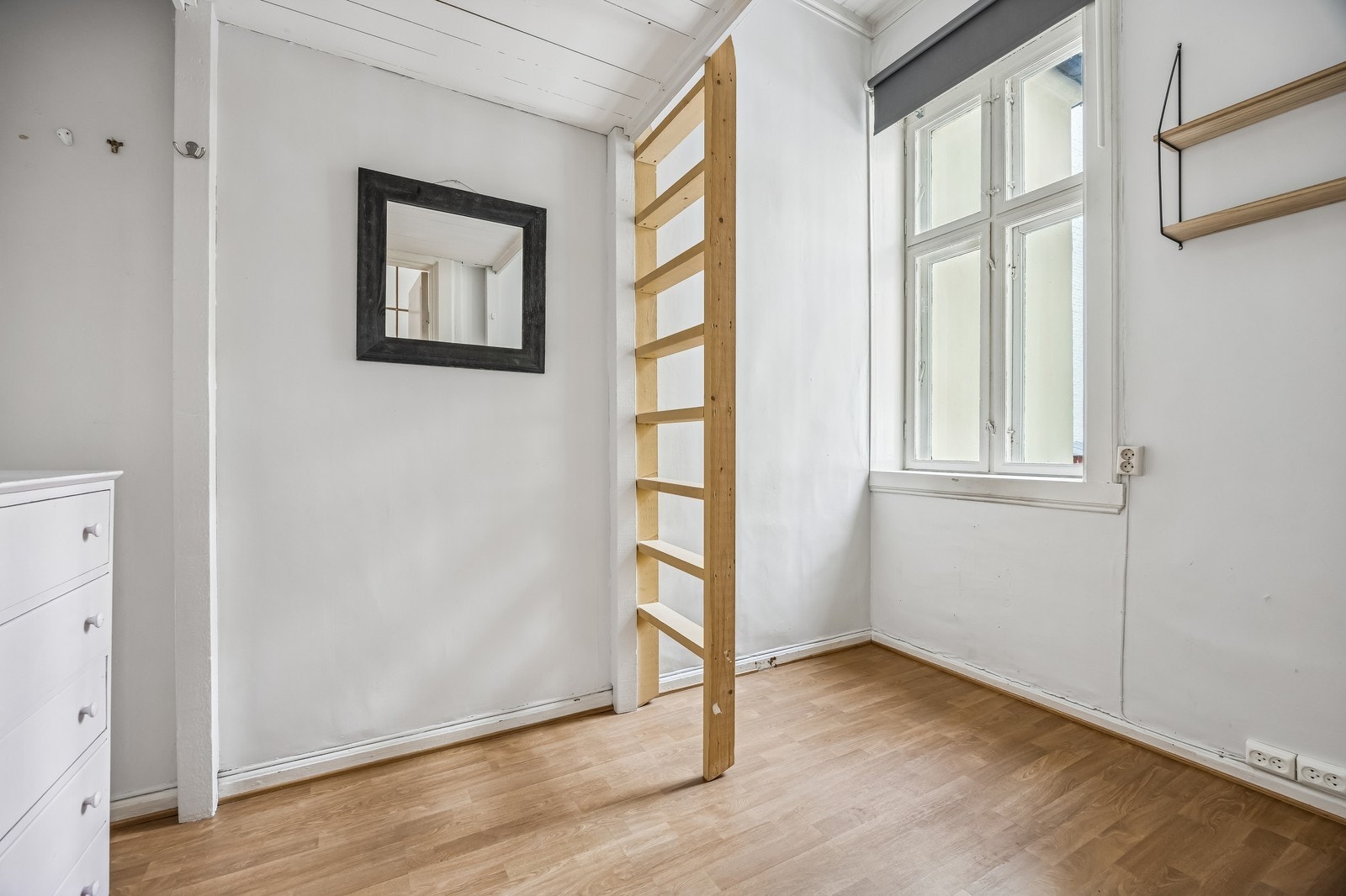 Ett av tre soverom. Plass til seng på gulvet. Galleribilde