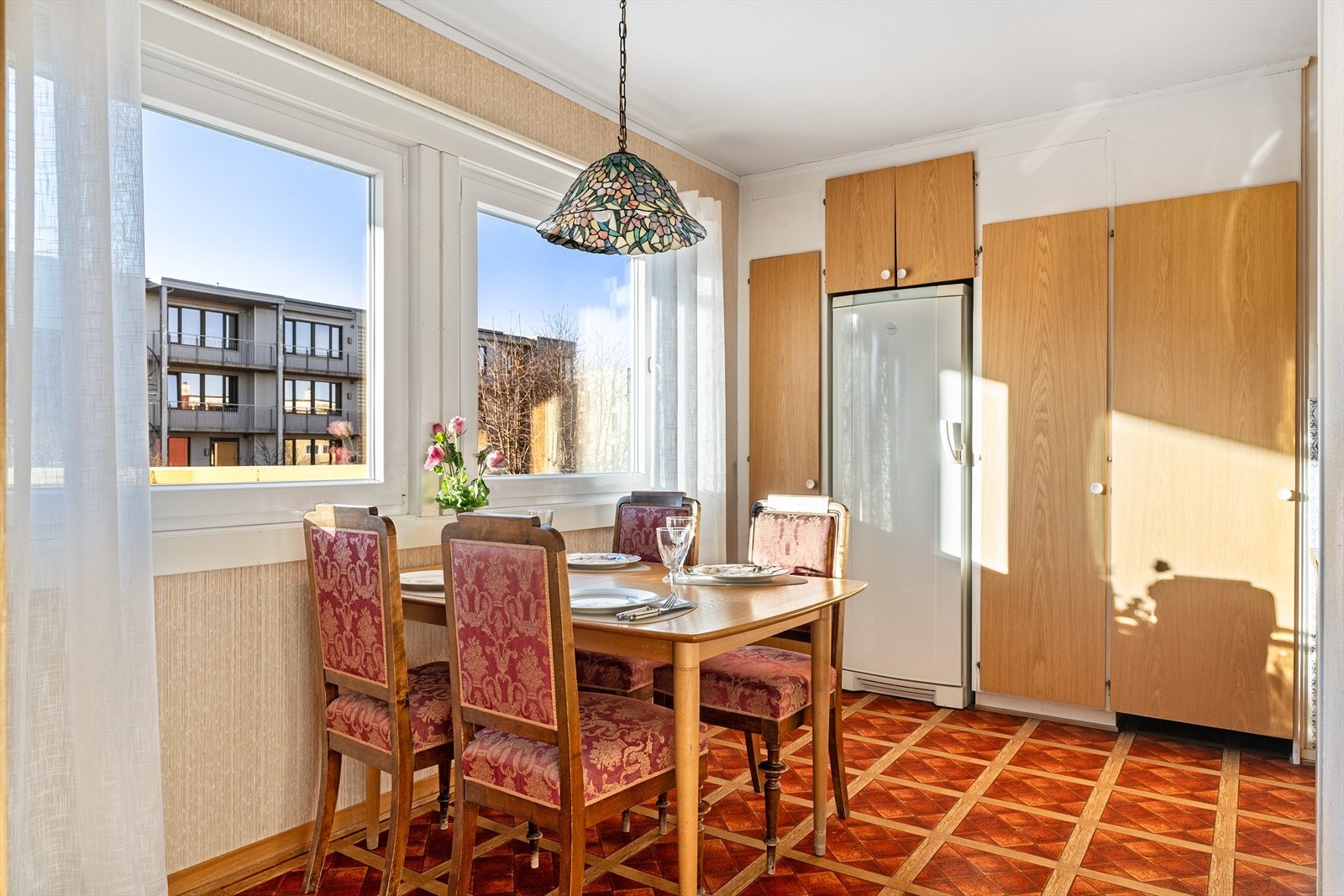 Kjøkkenets størrelse gir mulighet for både matlaging og spiseplass. Galleribilde