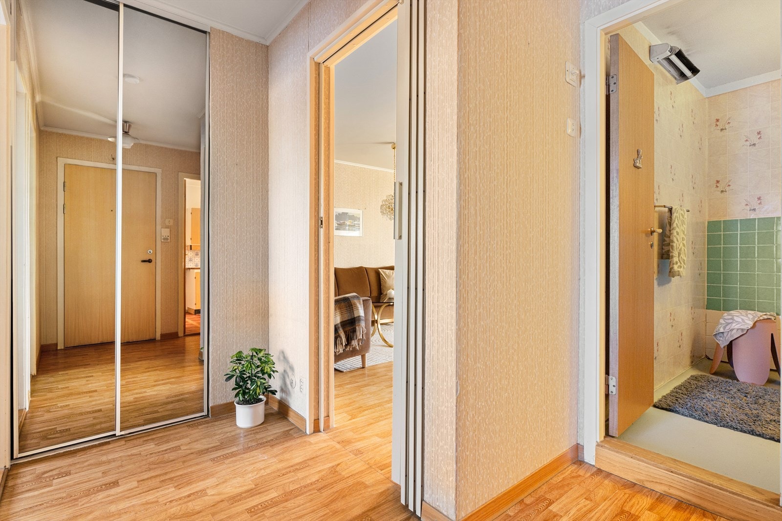 Leiligheten fremstår som et oppussingsobjekt, men har en god og gjennomtenkt planløsning som gir gode forutsetninger for modernisering. Galleribilde