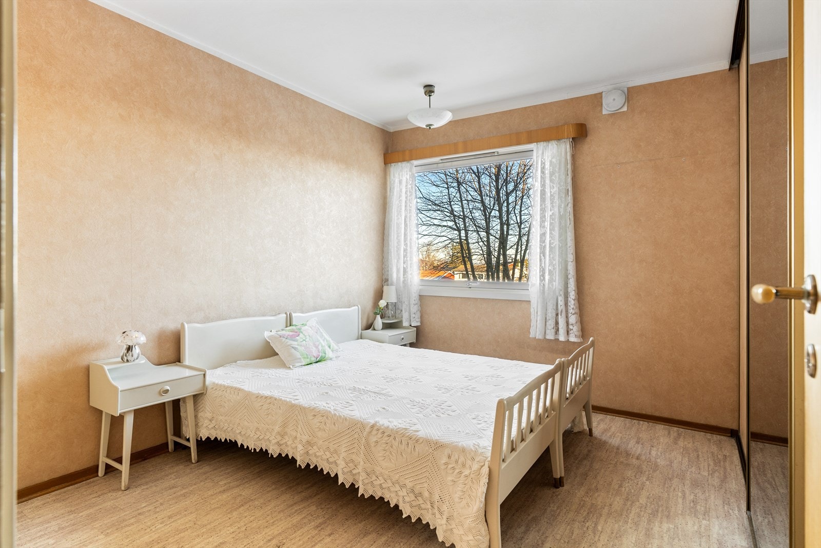 Leiligheten har to soverom som ligger vegg i vegg, begge med plass til seng og oppbevaringsløsninger. Galleribilde