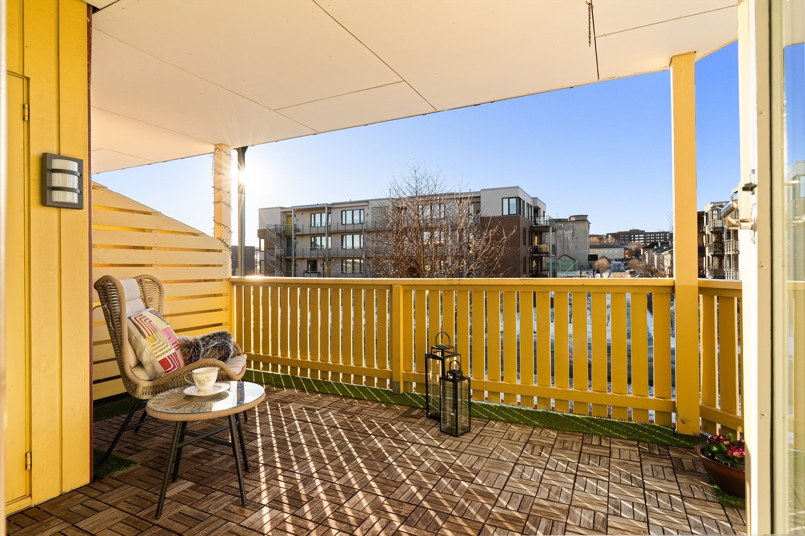 Den 13 kvm store balkongen vender mot sørvest og under ruskvær kan man trekke seg tilbake og sitte i le for vær og vind. Galleribilde