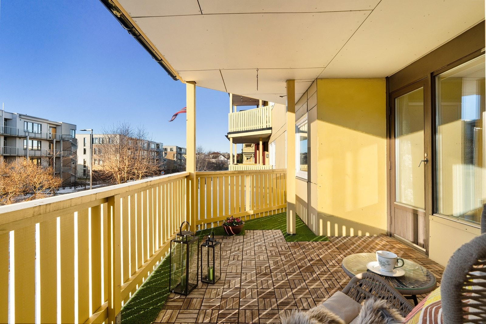 Beliggenheten i 2. etasje sørger for en luftig atmosfære, og orienteringen mot sørvest gir gode solforhold på ettermiddag og kveld. Galleribilde