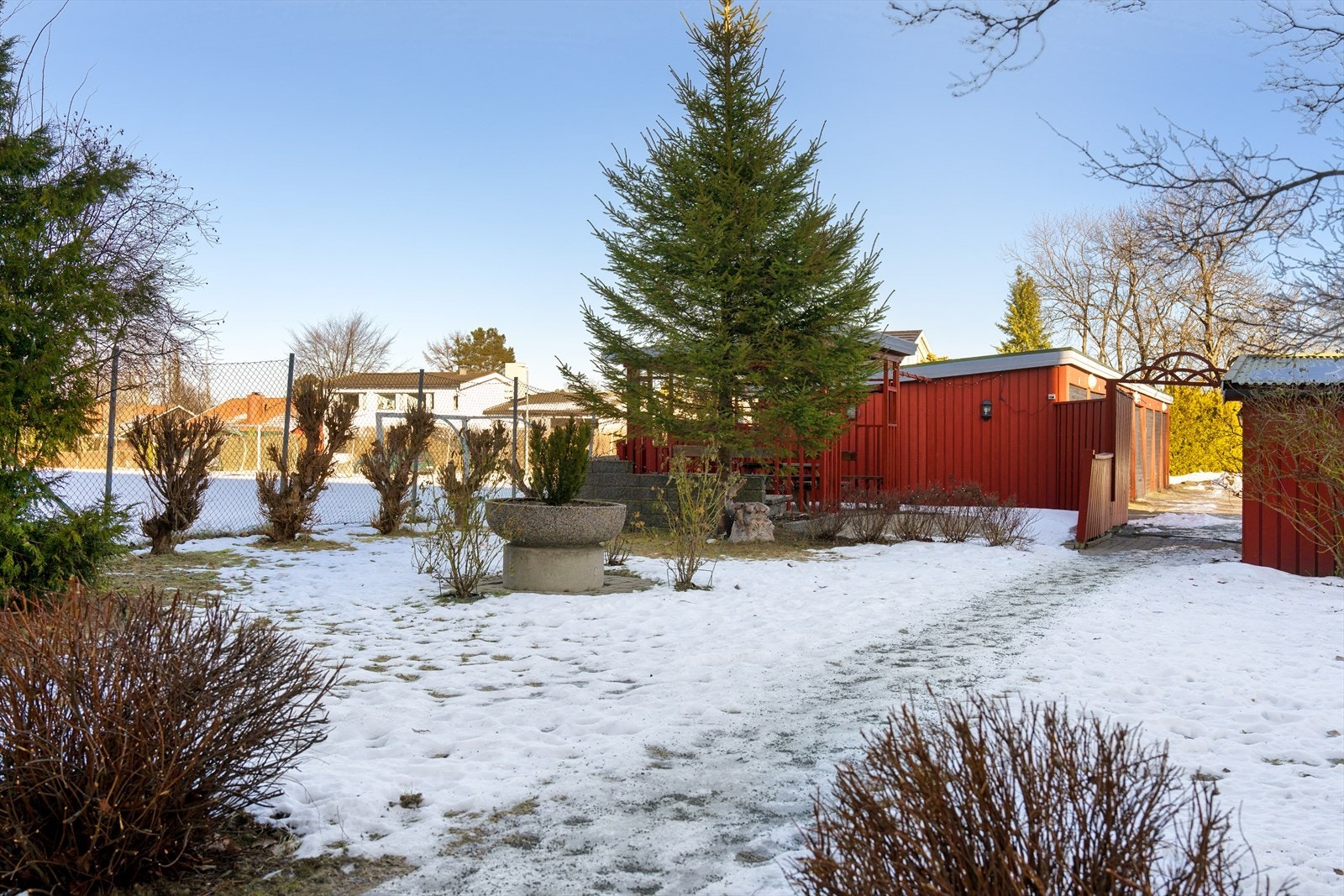 Borettslaget disponerer et begrenset antall garasjer som kan leies av andelseiere. Leieprisen er kr 300 per måned. Galleribilde