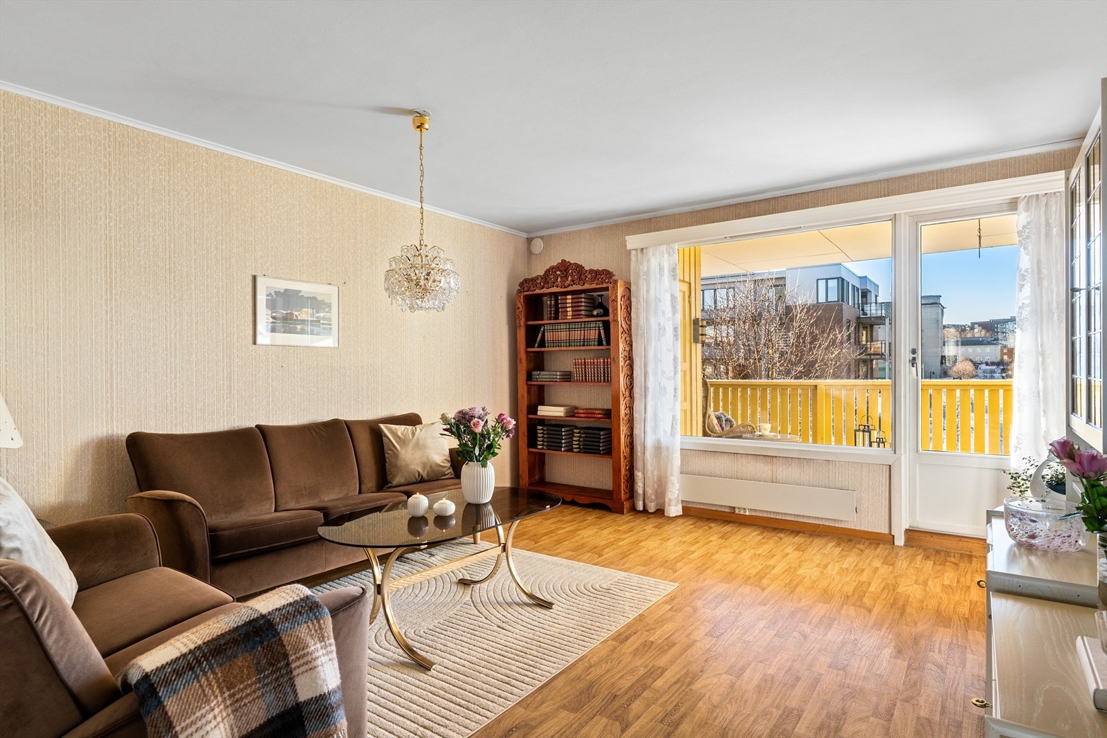 Stuen oppleves romslig og luftig, med plass til flere soner og store vindusflater som gir flott lysinnslipp. Galleribilde