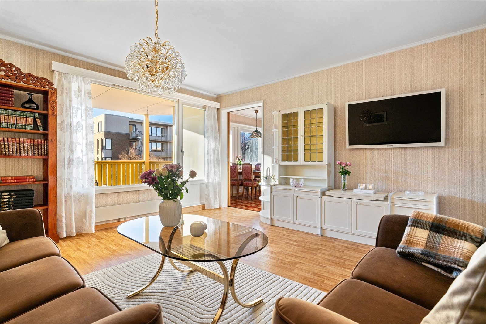 Samtlige rom fremstår med gjennomgående eldre standard, noe som gir et potensial for modernisering og individuelle løsninger. Galleribilde