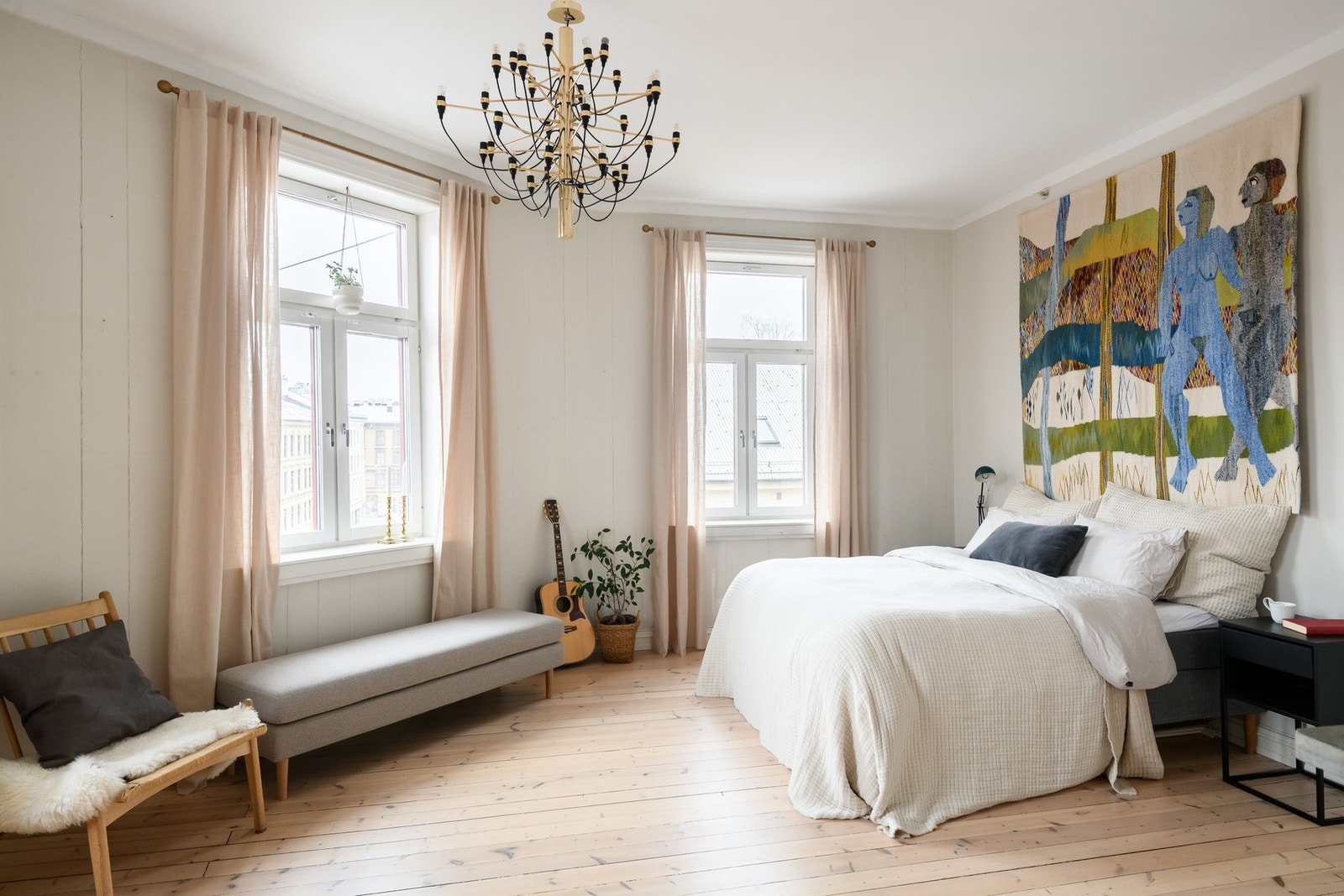 Harmonisk hovedsoverom med god plass til dobbeltseng og tilhørende møblement. Galleribilde