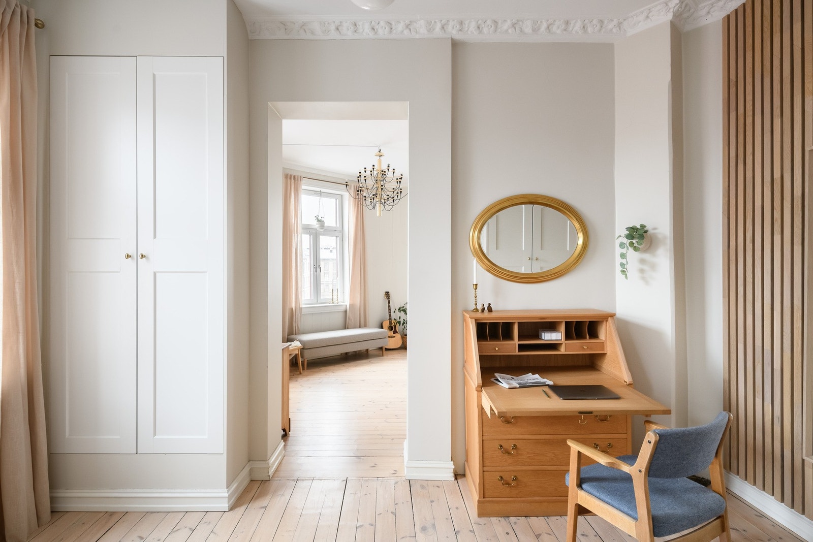 Et flott kontor i tilknytning hovedsoverommet med integrerte garderobeskap. Galleribilde