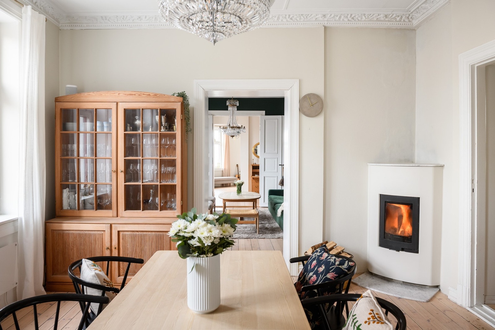 Spisestuen fungerer som boligens naturlige samlingspunkt med en luftig og innbydende følelse. Galleribilde