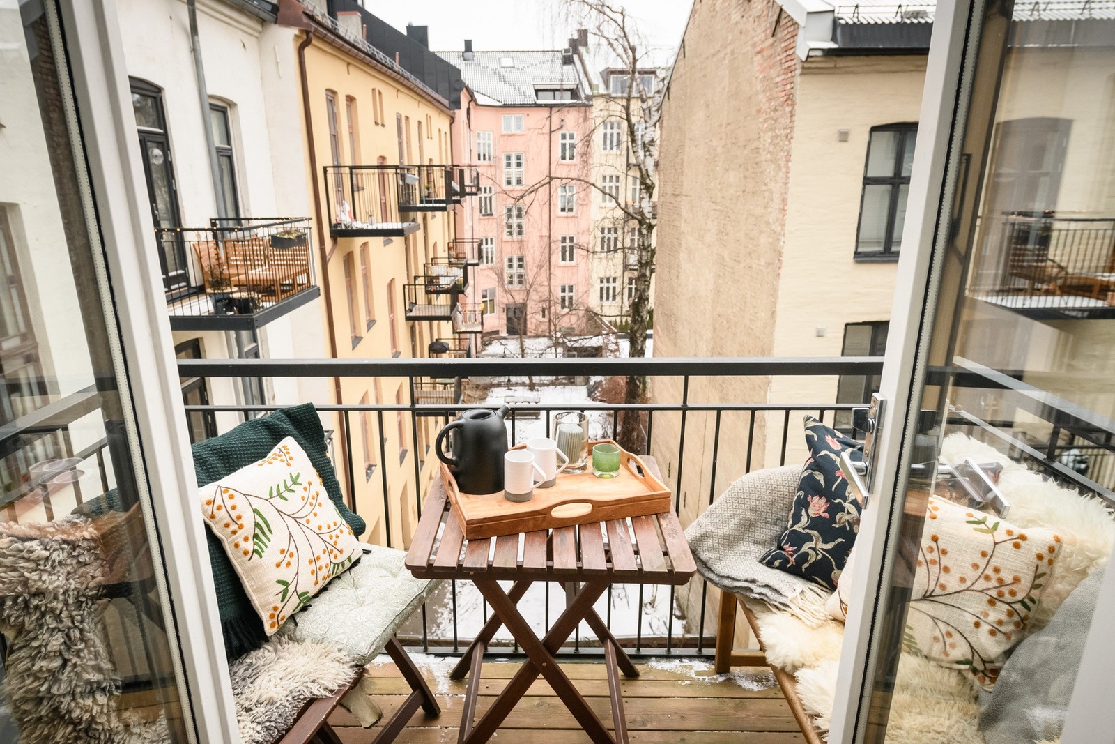 Hyggelig uteplass med skjermet beliggenhet mot bygårdens indre miljø. Galleribilde