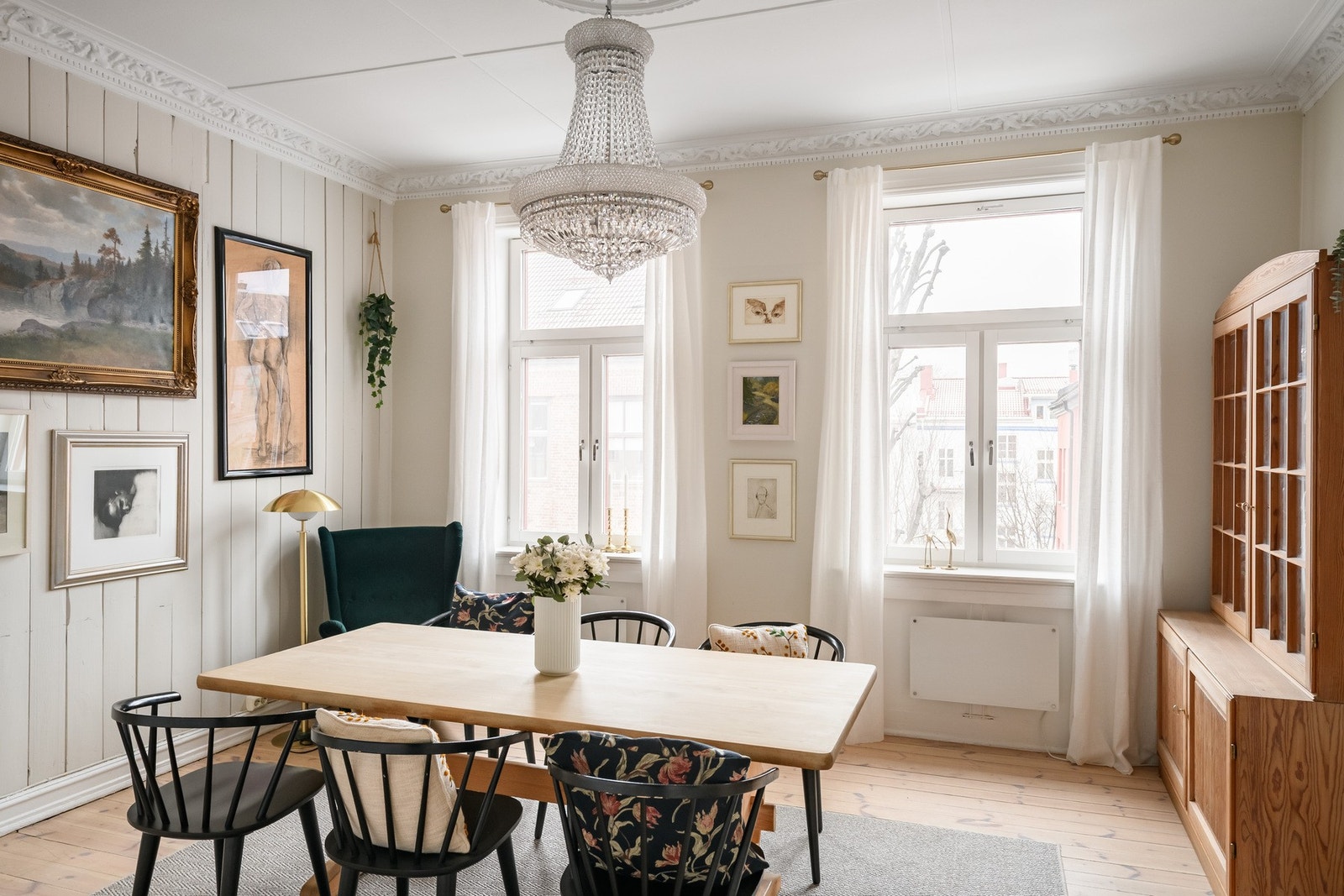 Et perfekt rom for hyggelige middager, rammet inn av store vinduer som gir rikelig med dagslys. Galleribilde