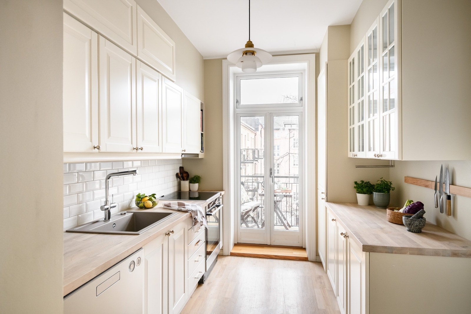 Tidløst kjøkken med gode arbeidsflater og integrerte hvitevarer. Galleribilde