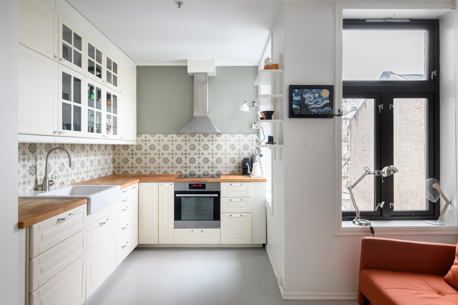 Hybelen har en åpen stue/kjøkken-løsning. Galleribilde