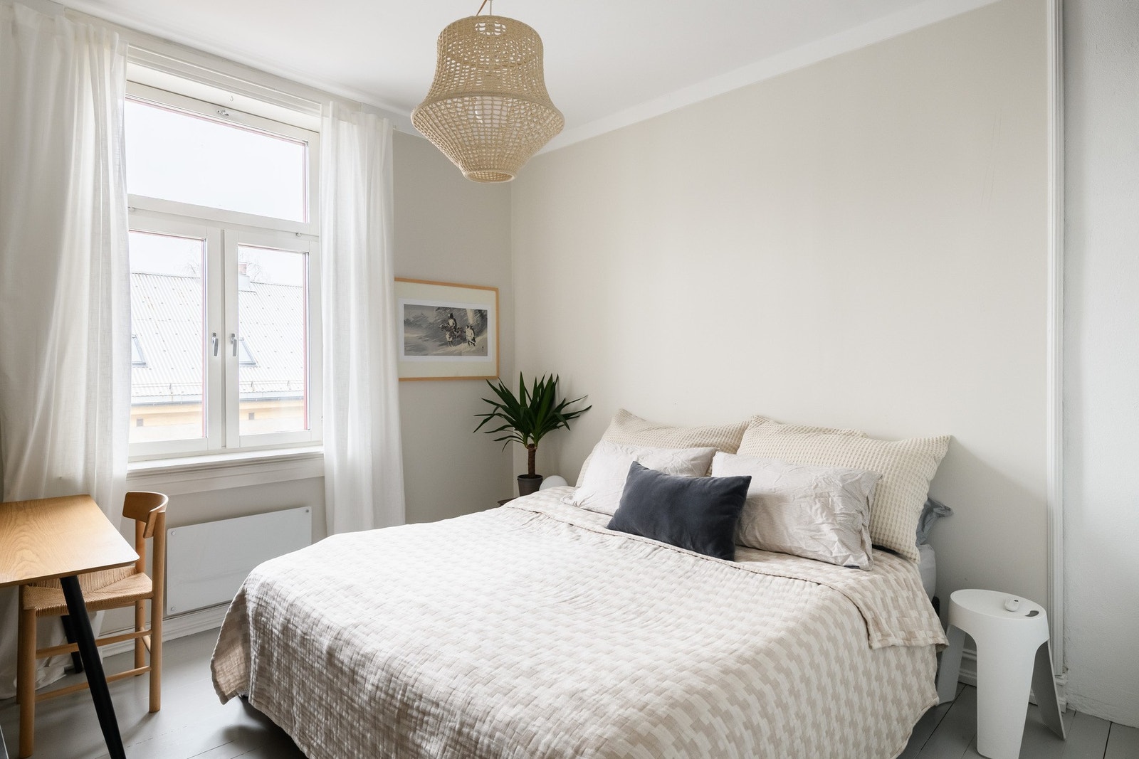 Stort soverom med plass til seng og garderobe. Galleribilde