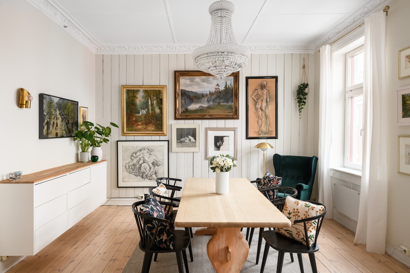 Romslig spisestue med god plass til gjester. Galleribilde