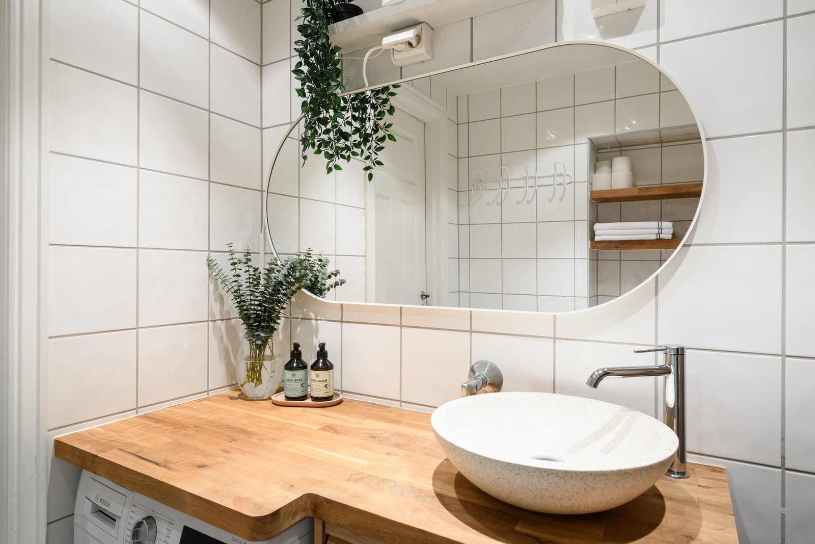 Baderommet oppleves delikat og har opplegg for vaskemaskin. Galleribilde