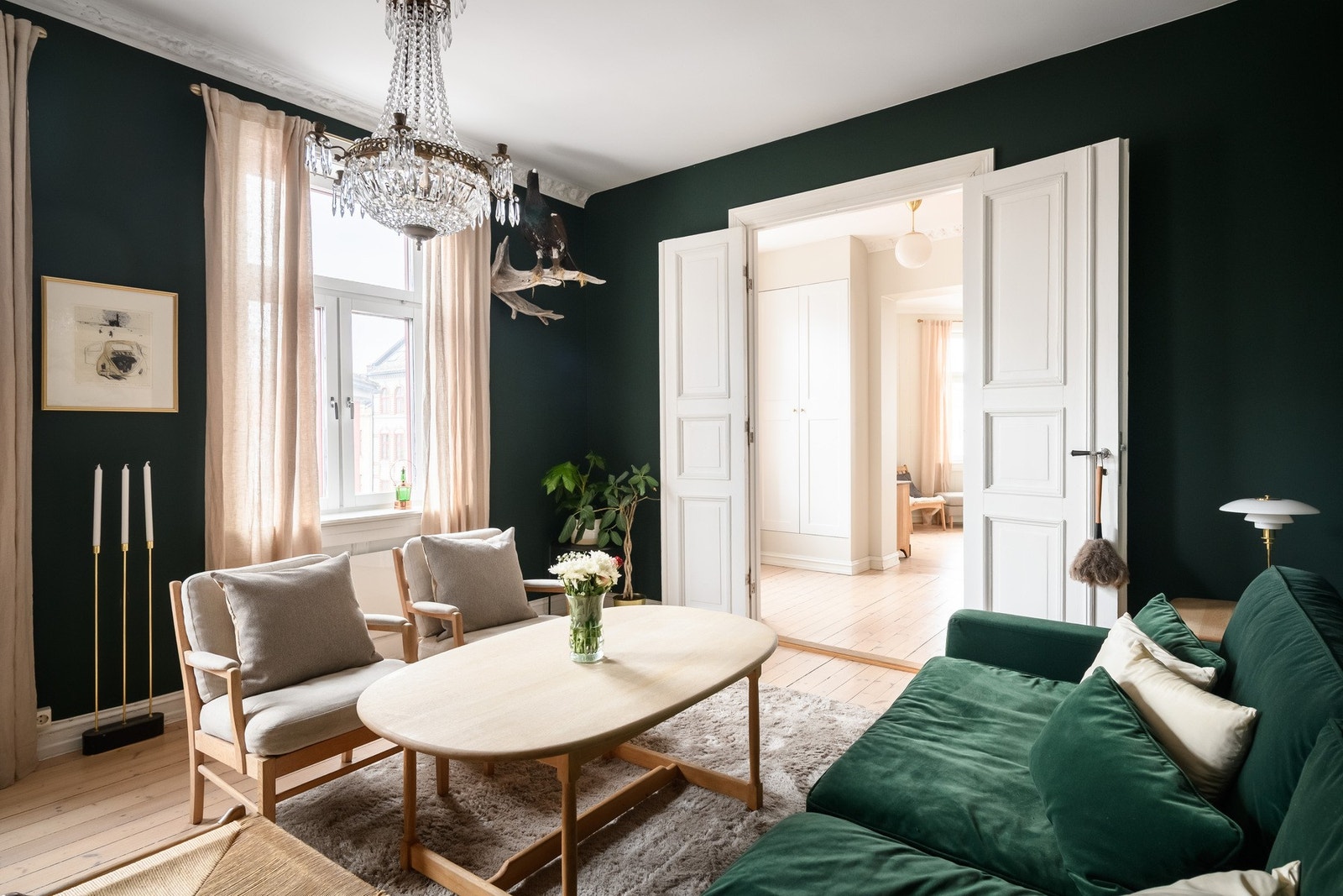 Stuen er romslig og lys med store vindusflater og doble fløydører. Galleribilde