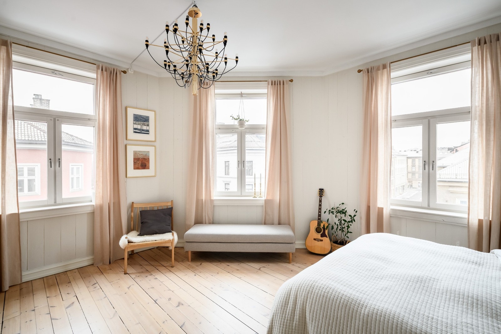 Soverommet har 3 vinduer, som gjør rommet muilig å dele opp til flere rom ved behov. Galleribilde