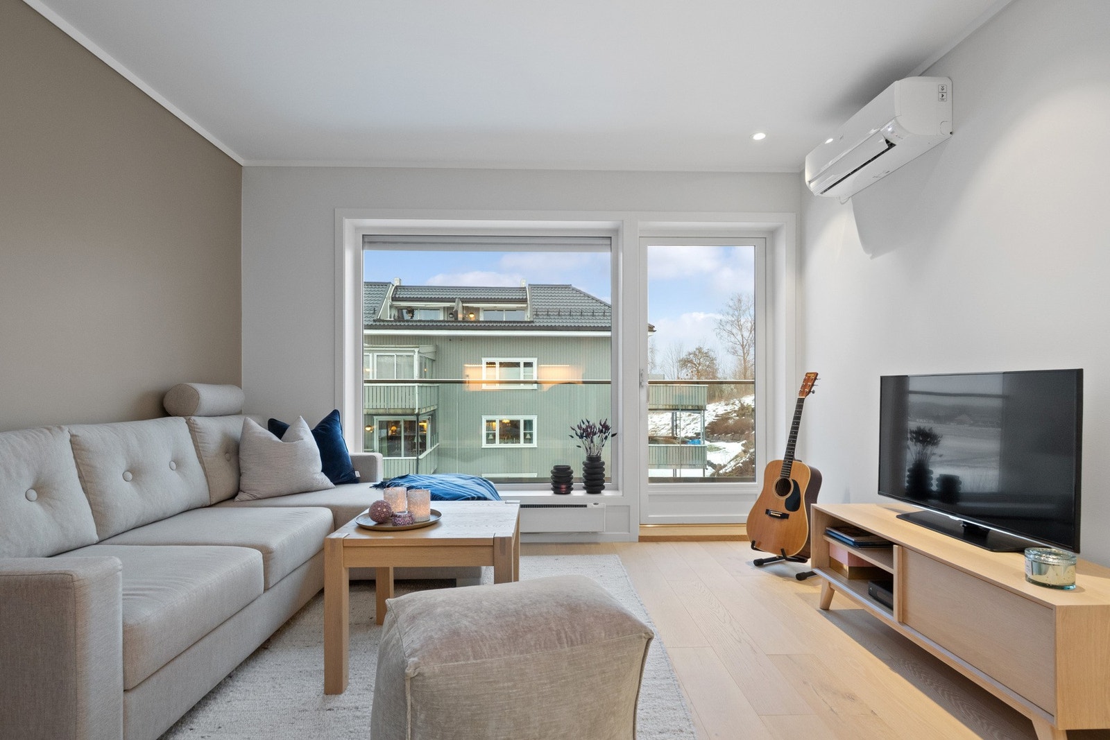 Fra stuen er det utgang til balkong via glassdør, noe som gir en naturlig forlengelse av oppholdsrommet i de varme månedene. Galleribilde