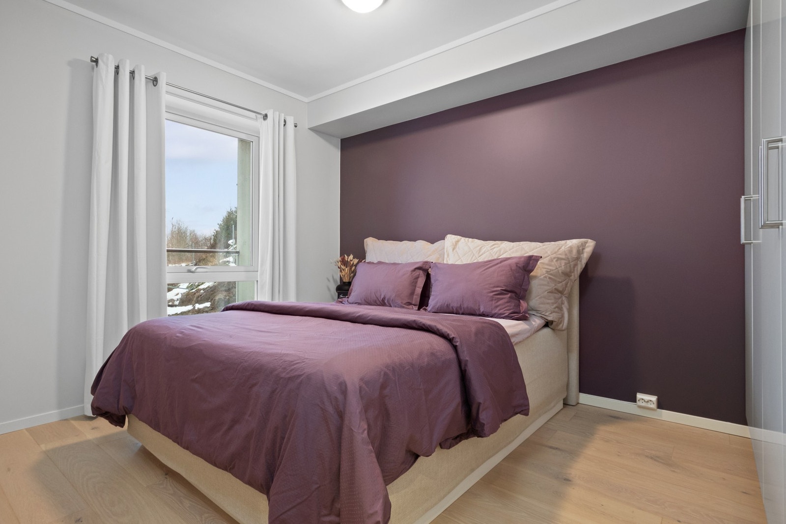 Soverommet er romslig og har plass til dobbeltseng med tilhørende nattbord. Galleribilde