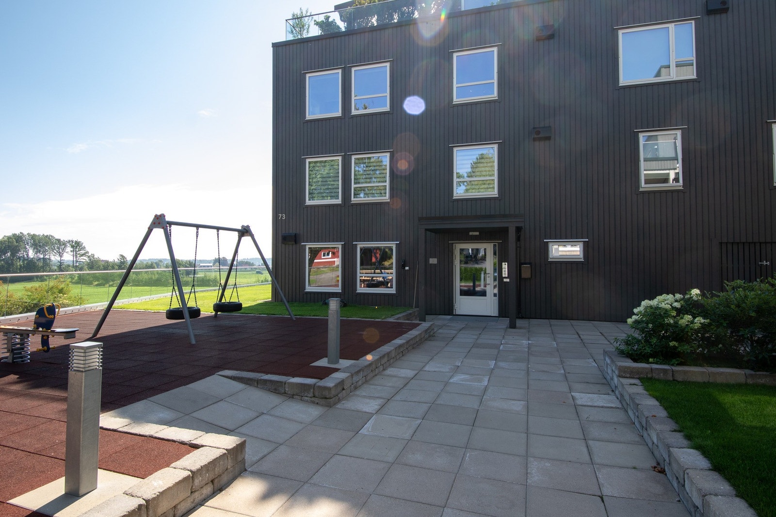 Sameiet er høyt og fritt plassert i terrenget, med pent opparbeidede fellesarealer bestående av lekeplass, grøntområder, beplantning og hellelagte gangstier. Galleribilde