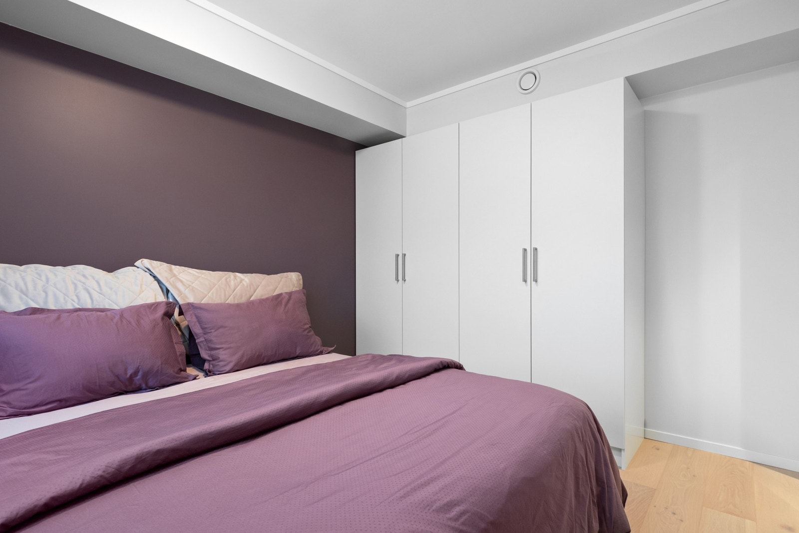 Det er gode oppbevaringsmuligheter i et stort garderobeskap med hvite fronter. Galleribilde