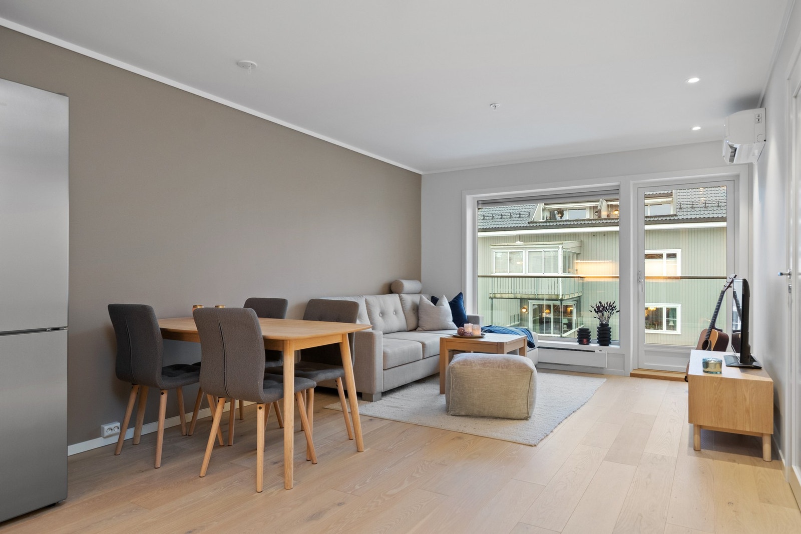 Den flotte parketten harmonerer godt med veggflater malt i hvitt og en dempet gråtone, og skaper et moderne og tidløst uttrykk. Galleribilde