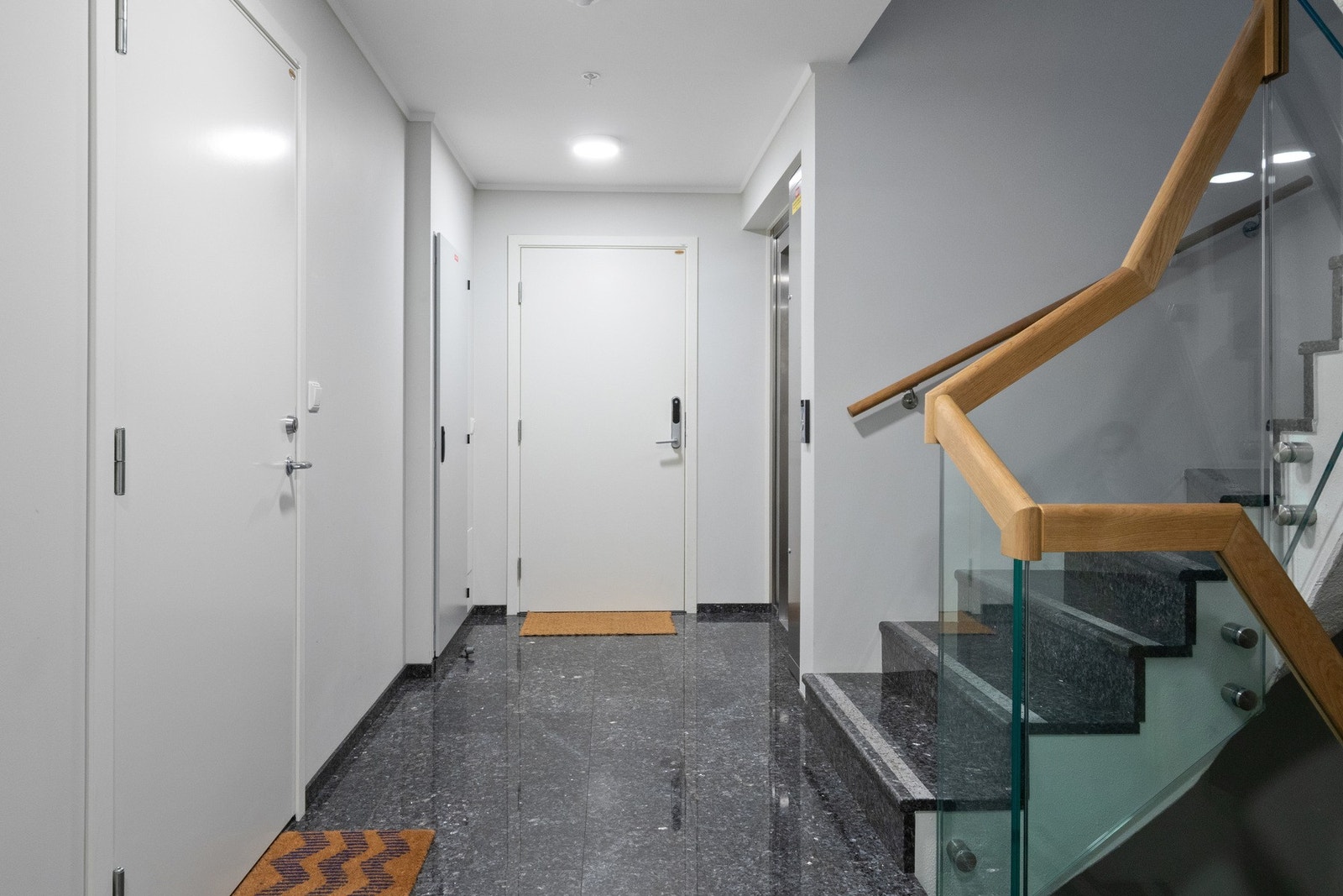 Oppgangen gir et svært godt førsteinntrykk med blanke gulvfliser og stilrene glassrekkverk i trappen. Galleribilde