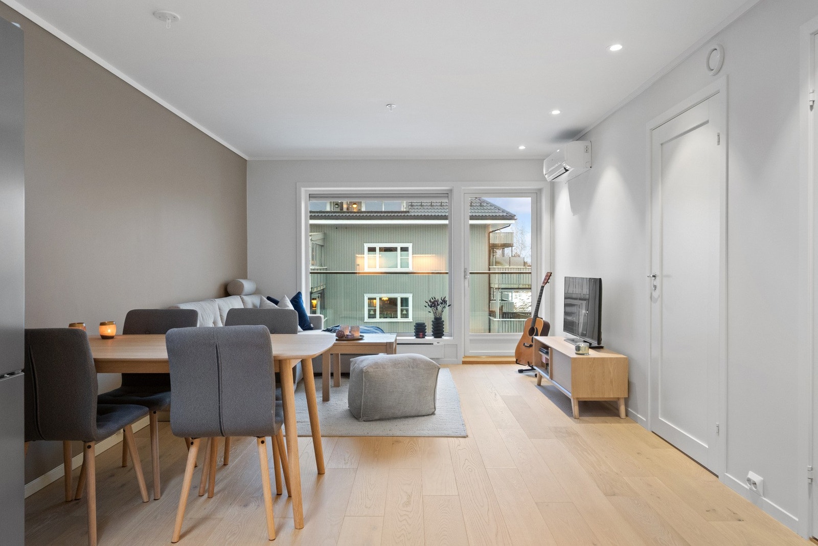 En stor vindusflate i front sørger for rikelig med naturlig lys og gir rommet en luftig og behagelig atmosfære. Galleribilde