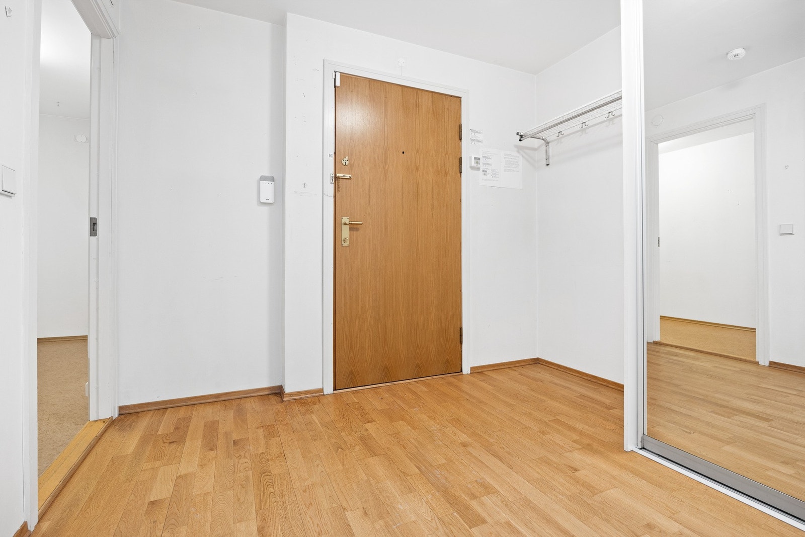 Entrè med god garderobeplass Galleribilde