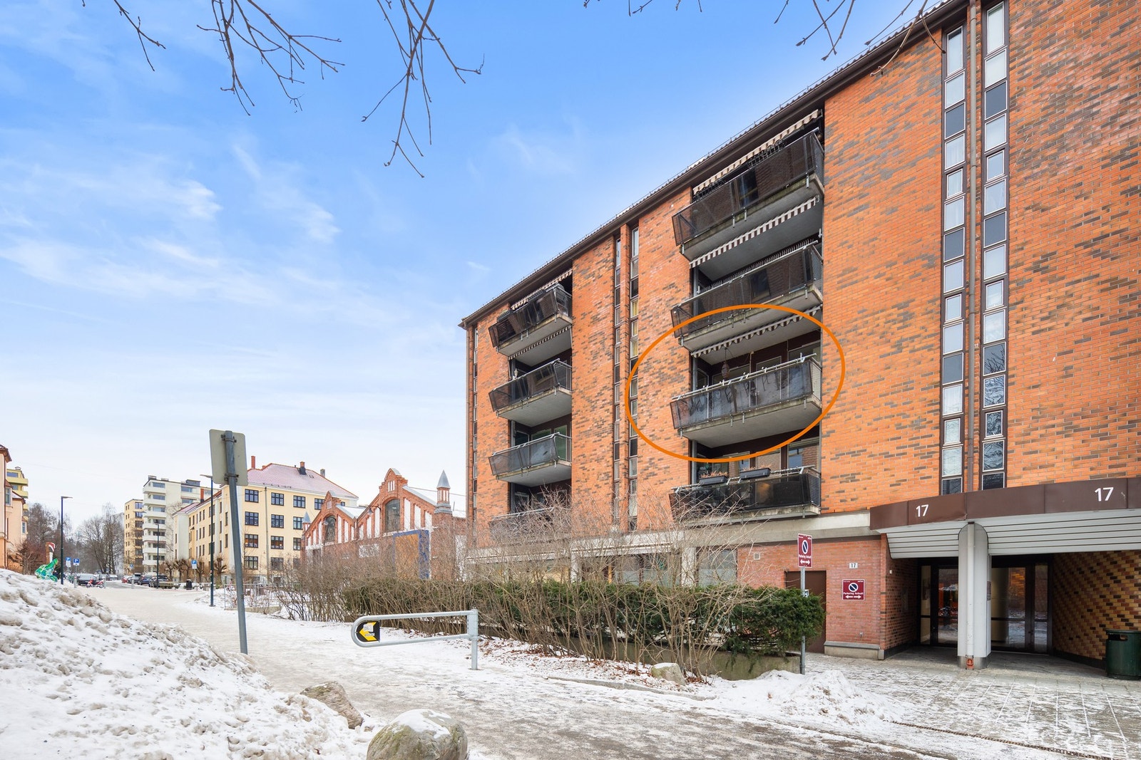 Bygården er oppført i 1990, med heis og garasjekjeller. Leiligheten ligger i 3. etasje og er markert på bildet. Galleribilde