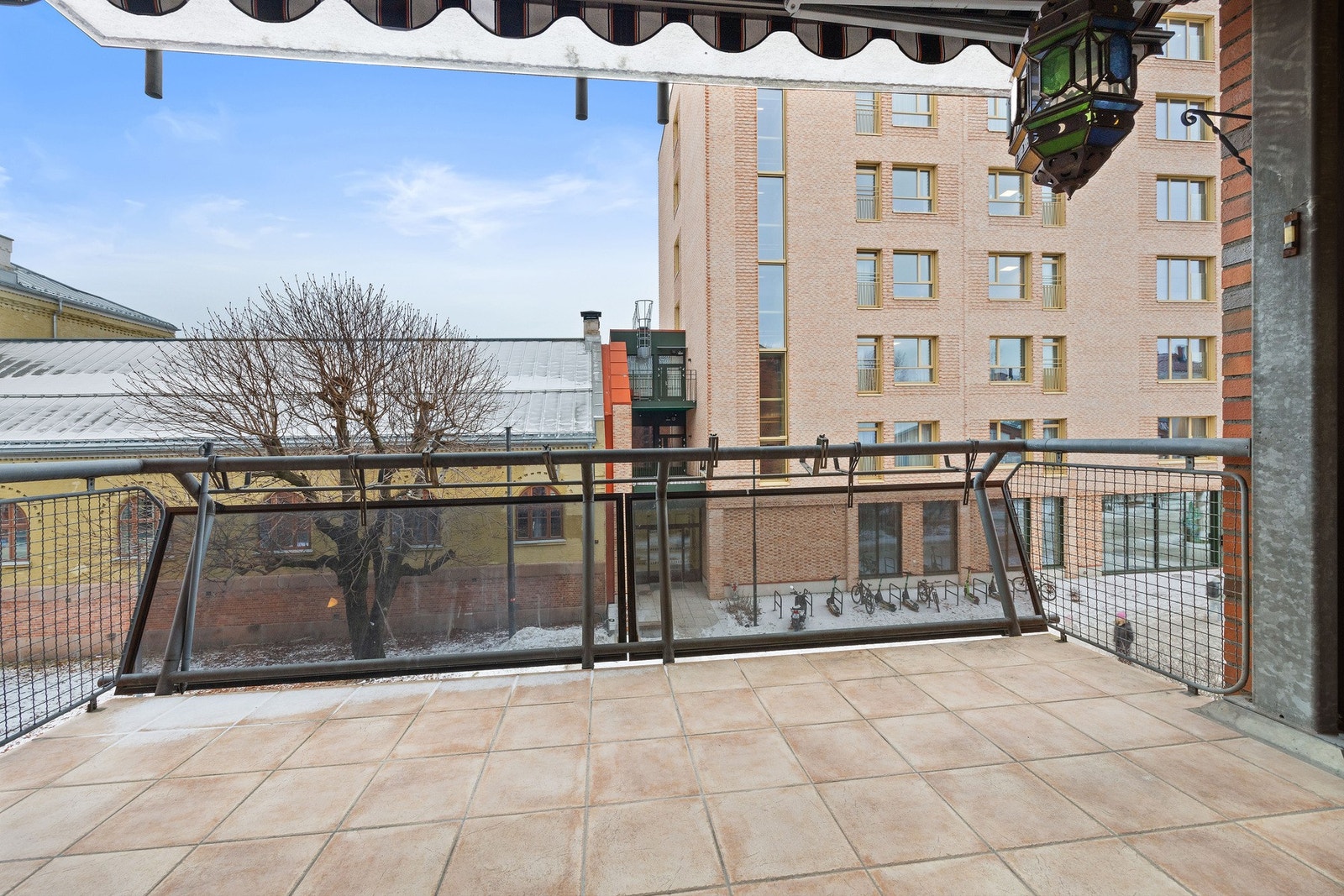 Stor overbygget balkong med god plass til sittegruppe Galleribilde