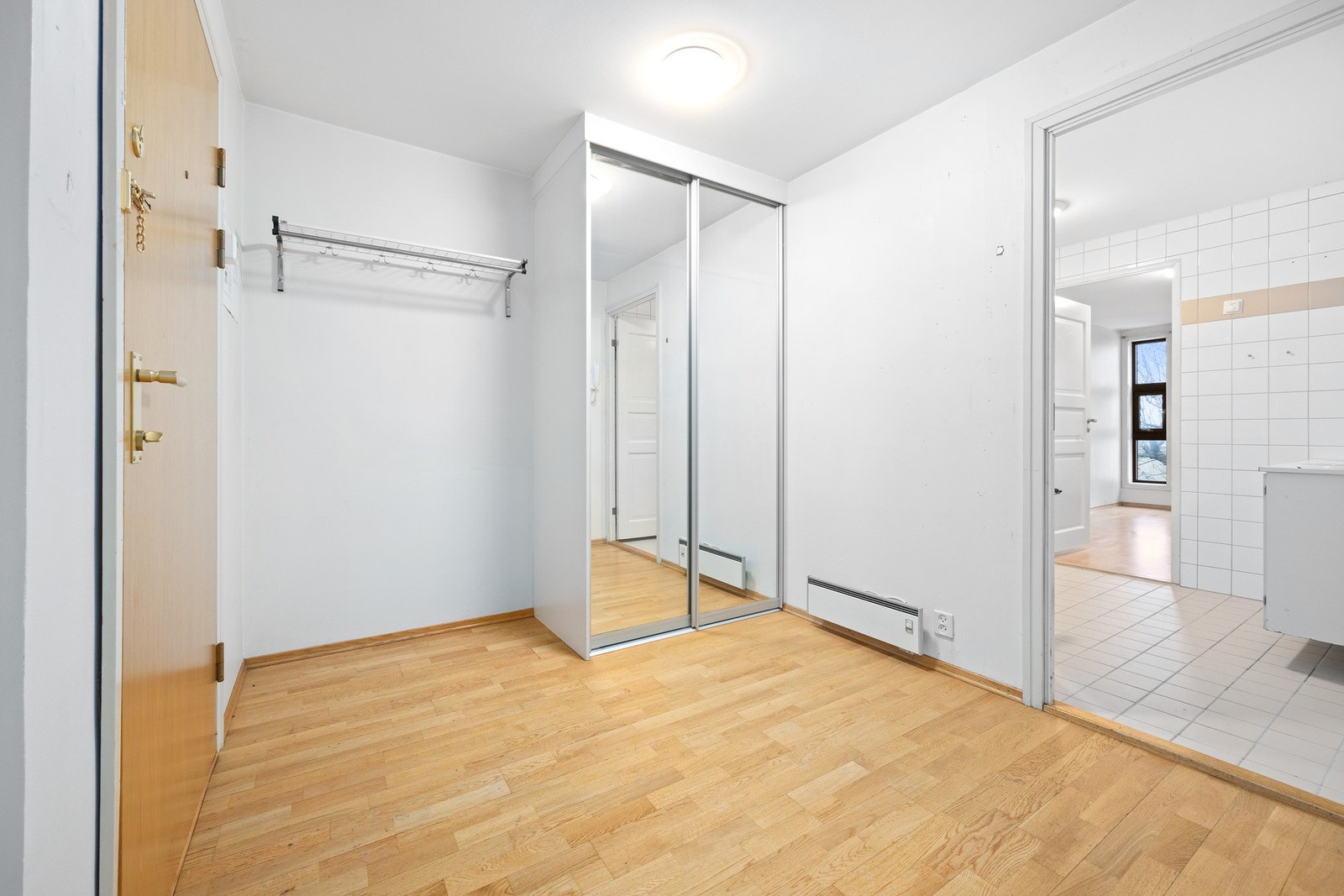 Entrè med god garderobeplass Galleribilde