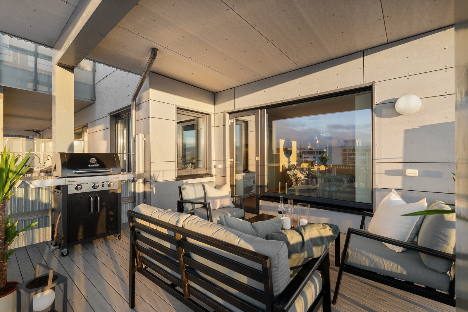 Om sommeren har du sol fra ca. kl 11:00 til solnedgang. Galleribilde