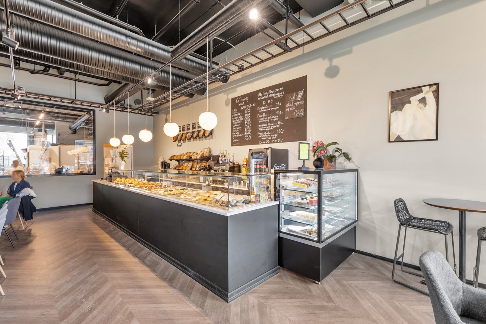 Nyt frokosten med ferske bakevarer fra "Franske Nytelser" som ligger ca. 350 meter fra leiligheten. Galleribilde