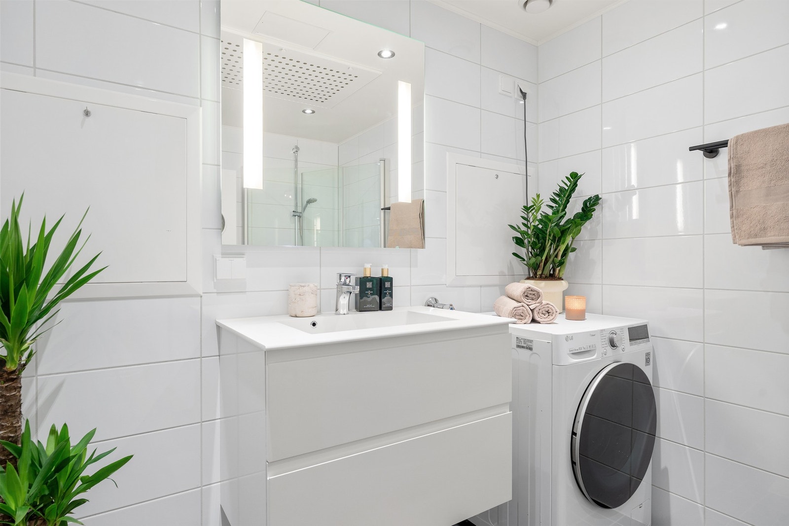 Det er opplegg for vaskemaskin og ekstra stikk for tørketrommel. Galleribilde