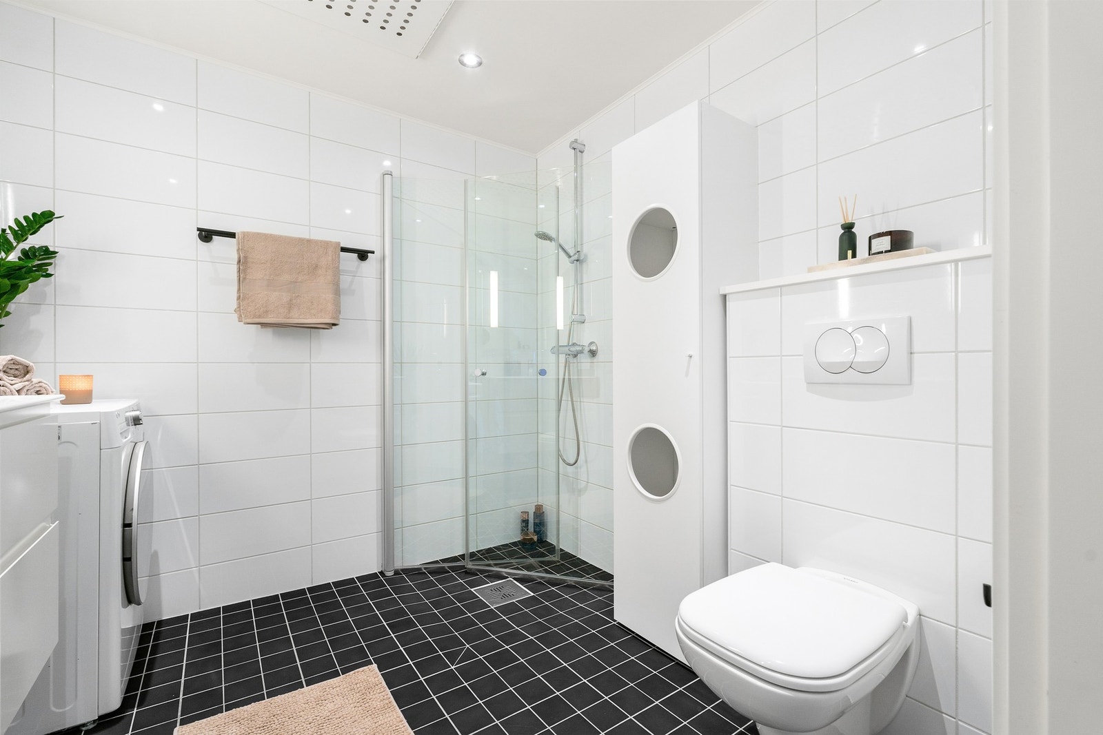 Badet har elektriske varmekabler i gulv Galleribilde