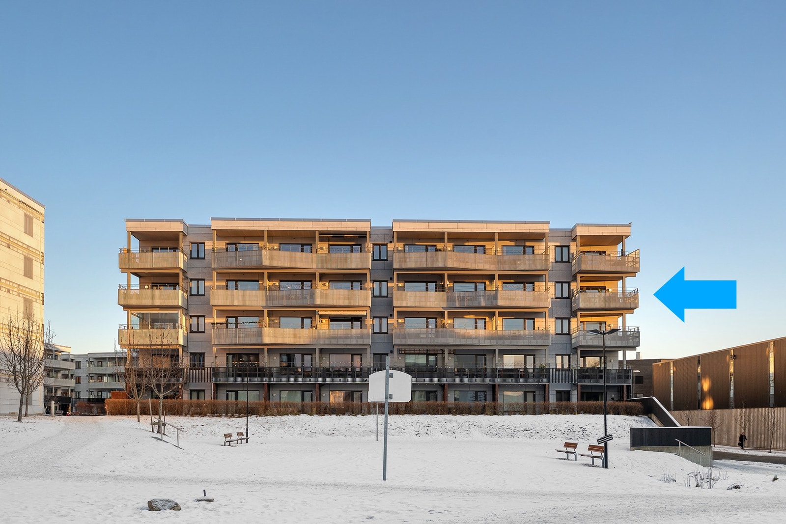 Leilighetens plassering i bygget. I tillegg er blokken den fremste i sameiet, som gjør at du ikke ser rett inn i noen andres leilighet. Galleribilde