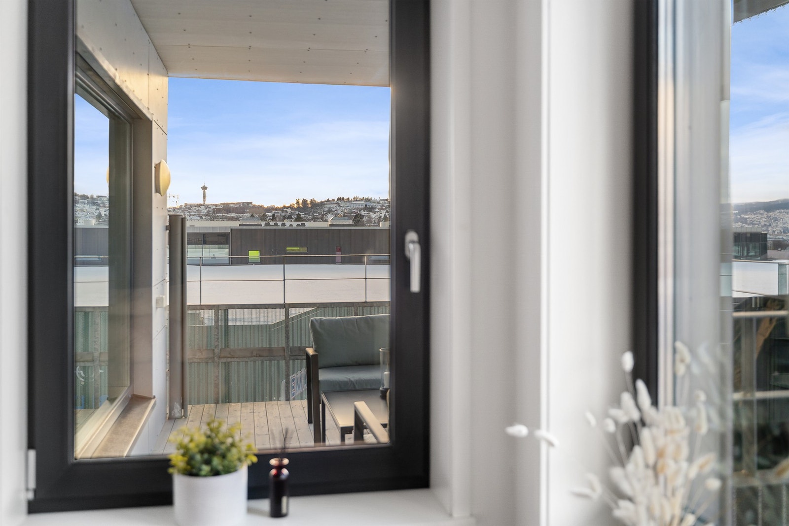 Soverom 1 har vindu både mot sør og mot vest med dype vinduskarmer. Galleribilde