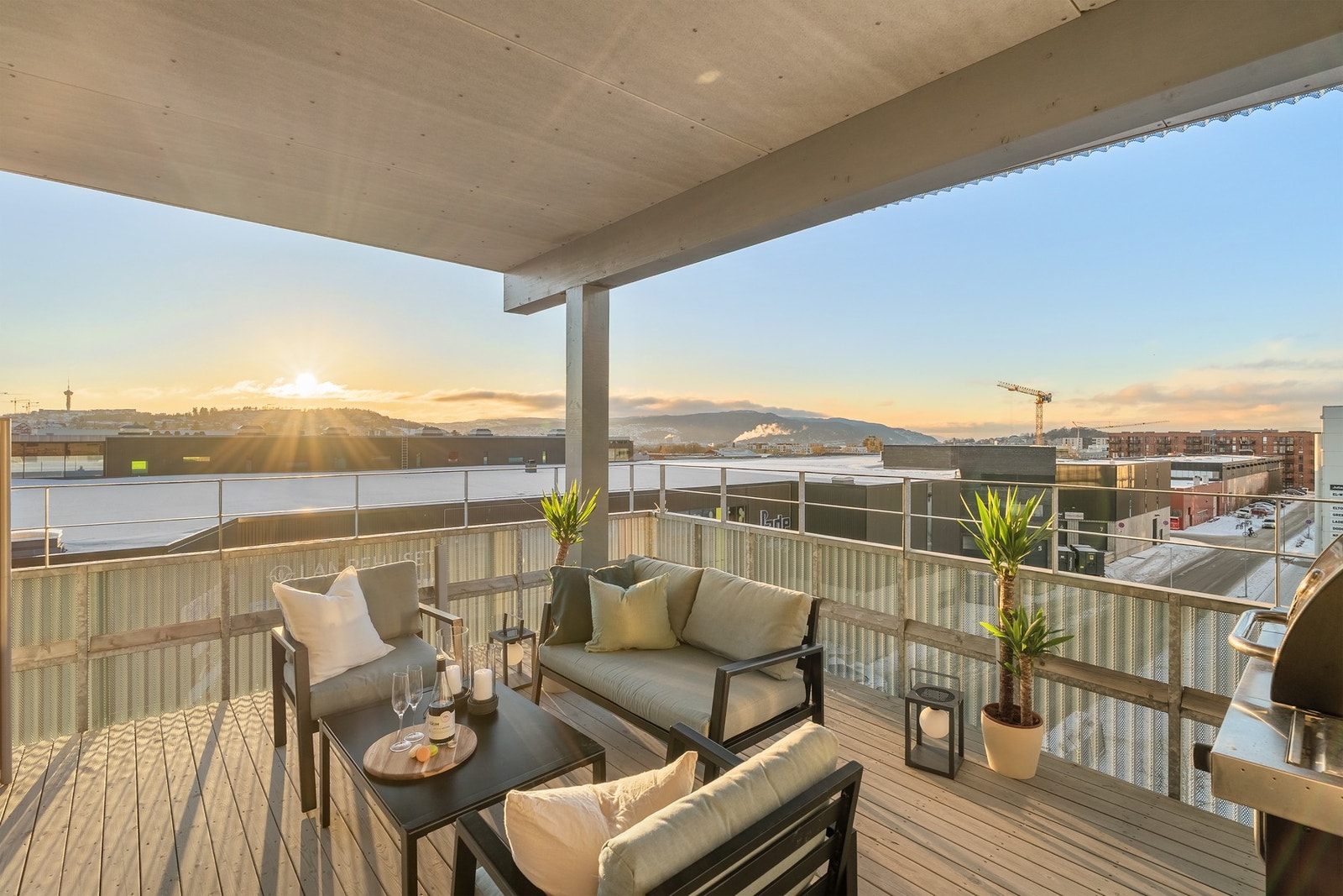 Leiligheten ligger på hjørnet av nest øverste etasje og har fantastiske utsikt- og solforhold. Galleribilde