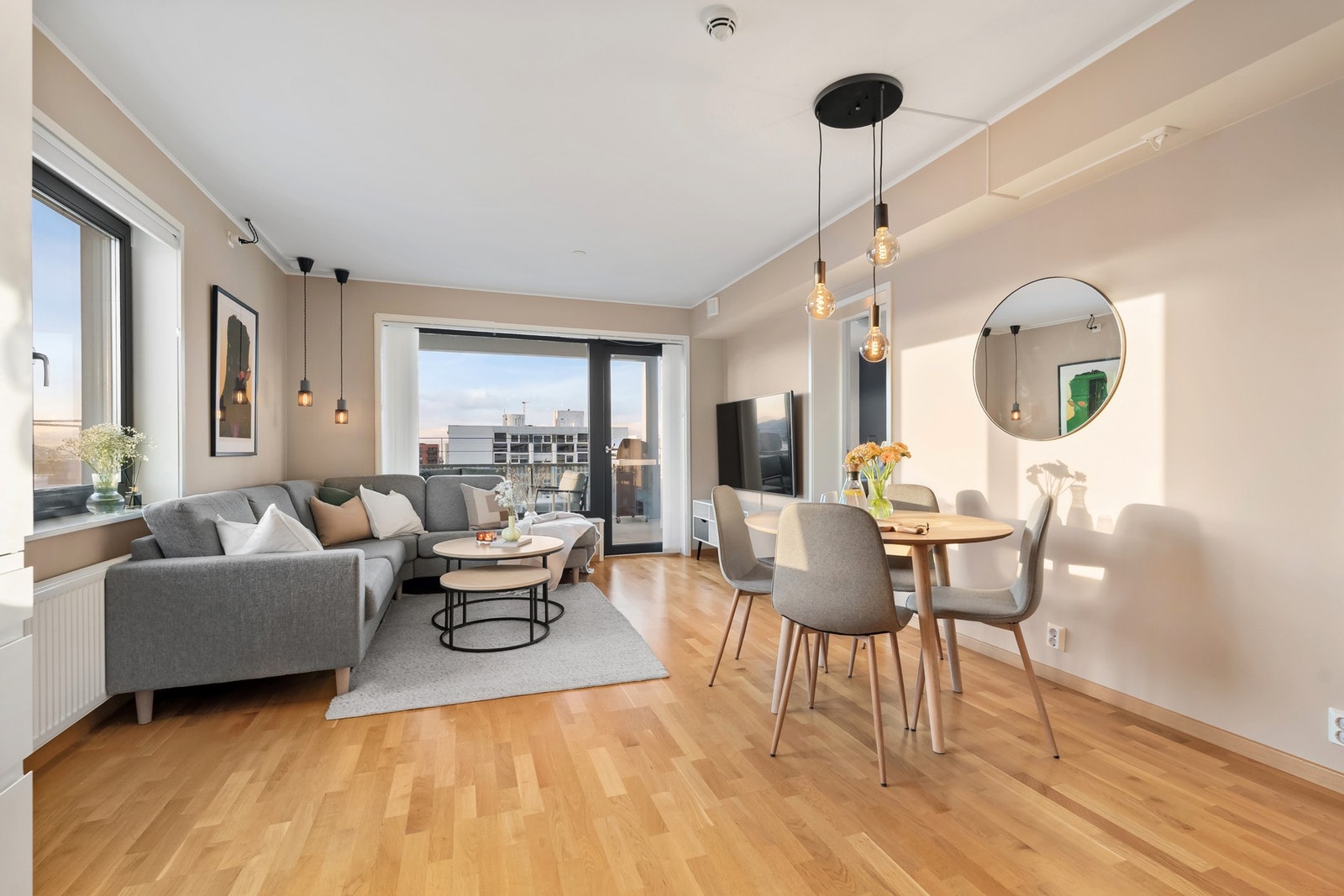 Stue/- kjøkkenløsningen er på ca. 24 kvm. Galleribilde