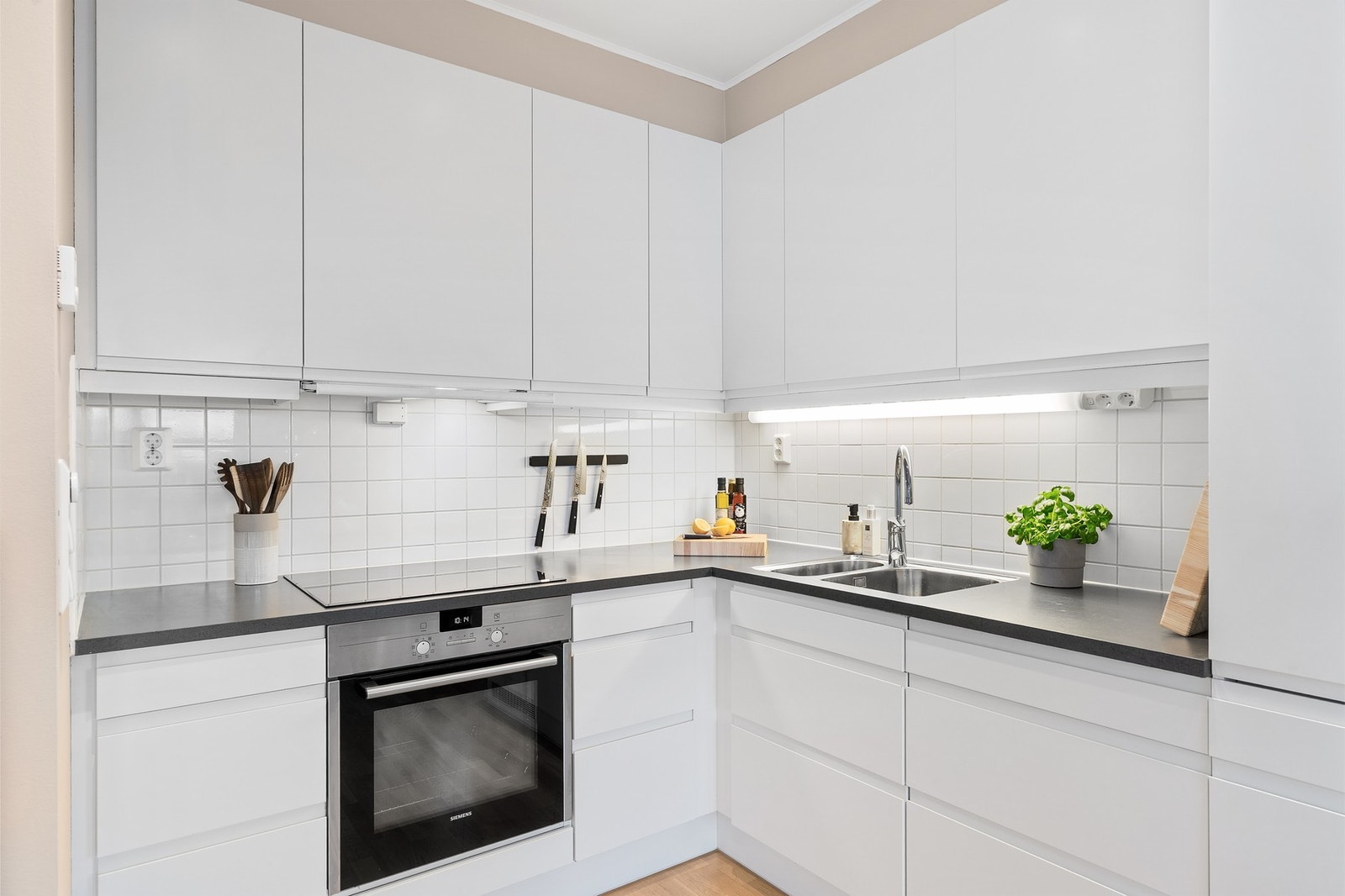 Alt av hvitevarer på kjøkken en integrert og medfølger handelen. Hvitevarene er fra Whirlpool og Siemens. Galleribilde