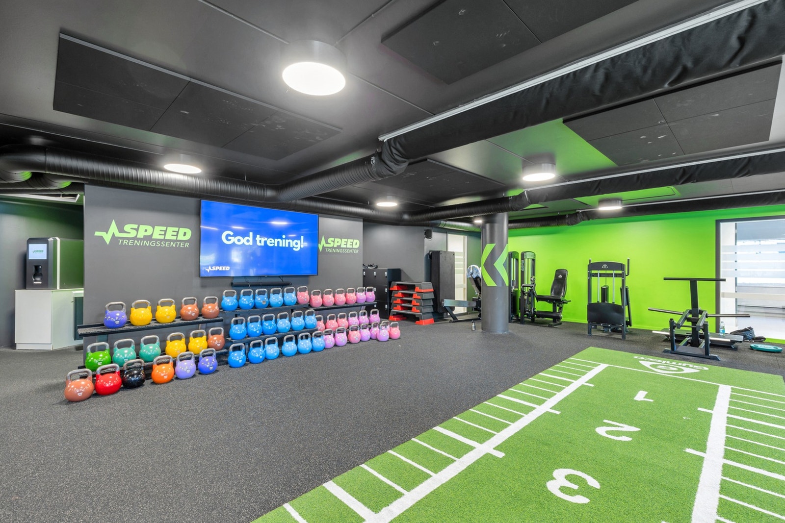 Speed Treningssenter ligger i samme nabolag og er kun 2 minutter gange fra boligen. Det er også flere andre treningssentre innen gangavstand, inkludert 3T, Fresh Fitness og Impulse. Galleribilde