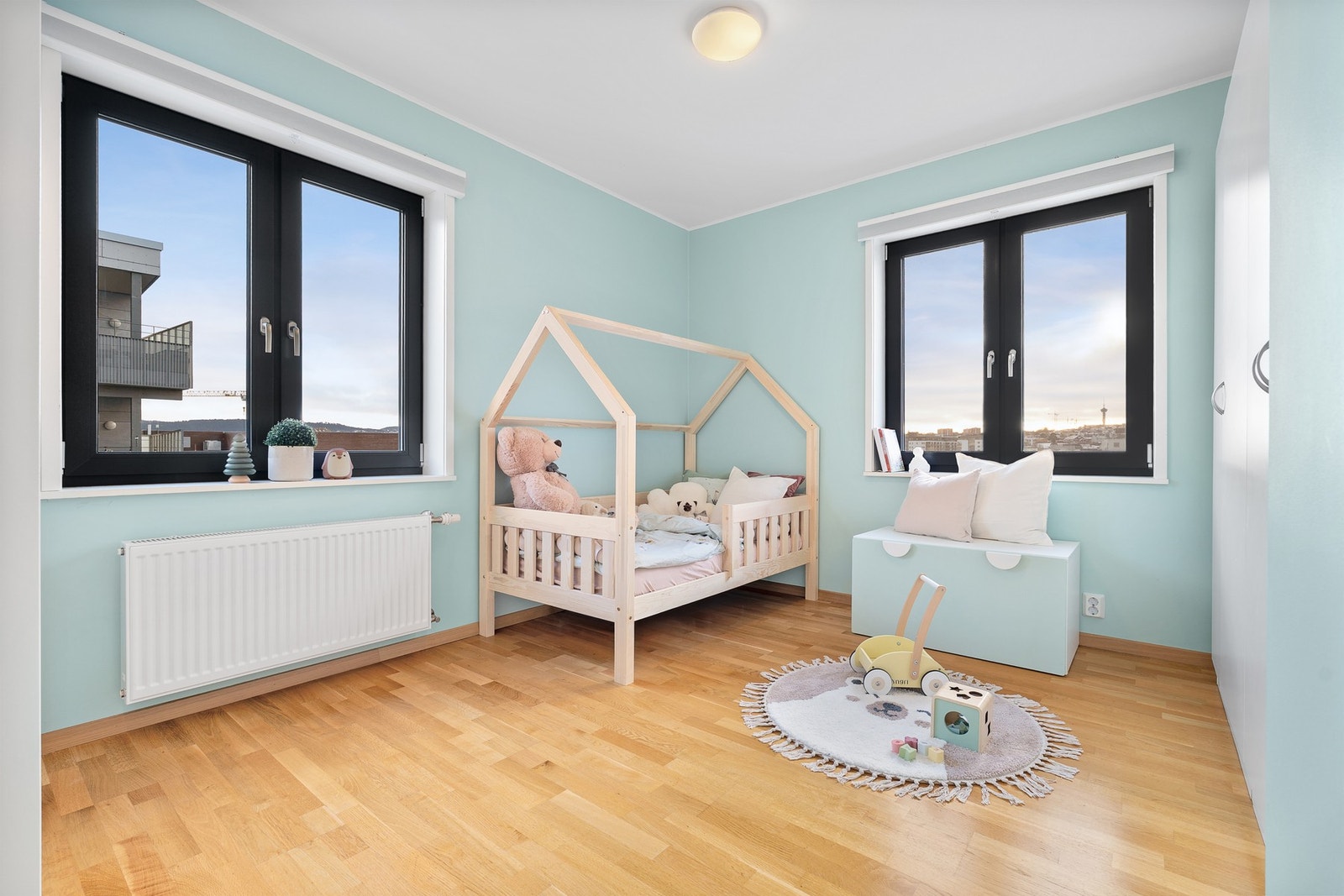 Soverom 2 har vindu mot øst og sør, og er utstyrt med garderobeløsning. Galleribilde