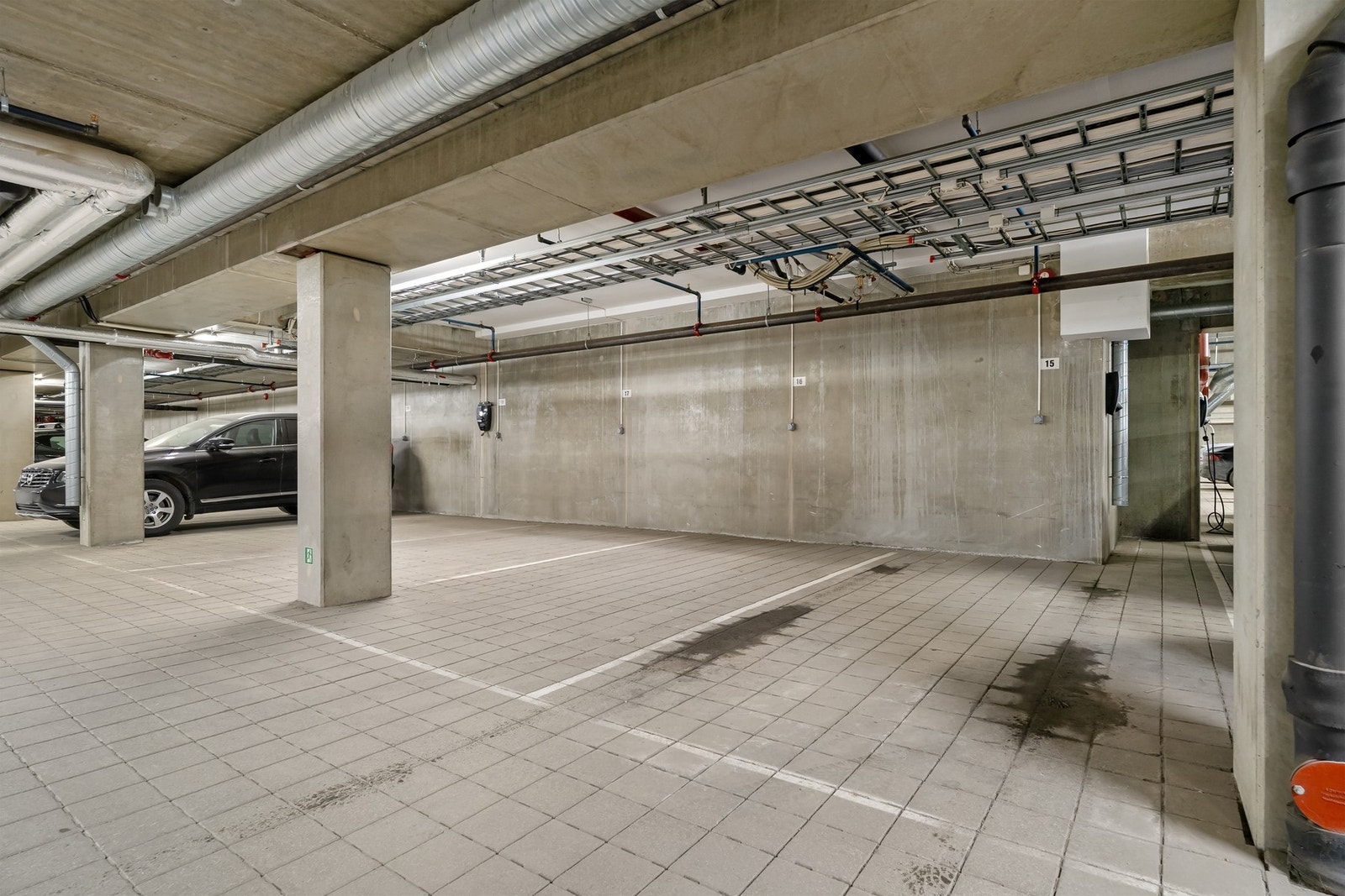 I byggets kjeller har disponerer boligen både parkering og en ekstra bod. Galleribilde