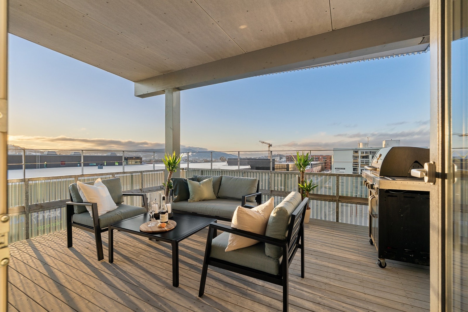 Balkongen vender mot sør/vest og nyter svært gode solforhold. Galleribilde