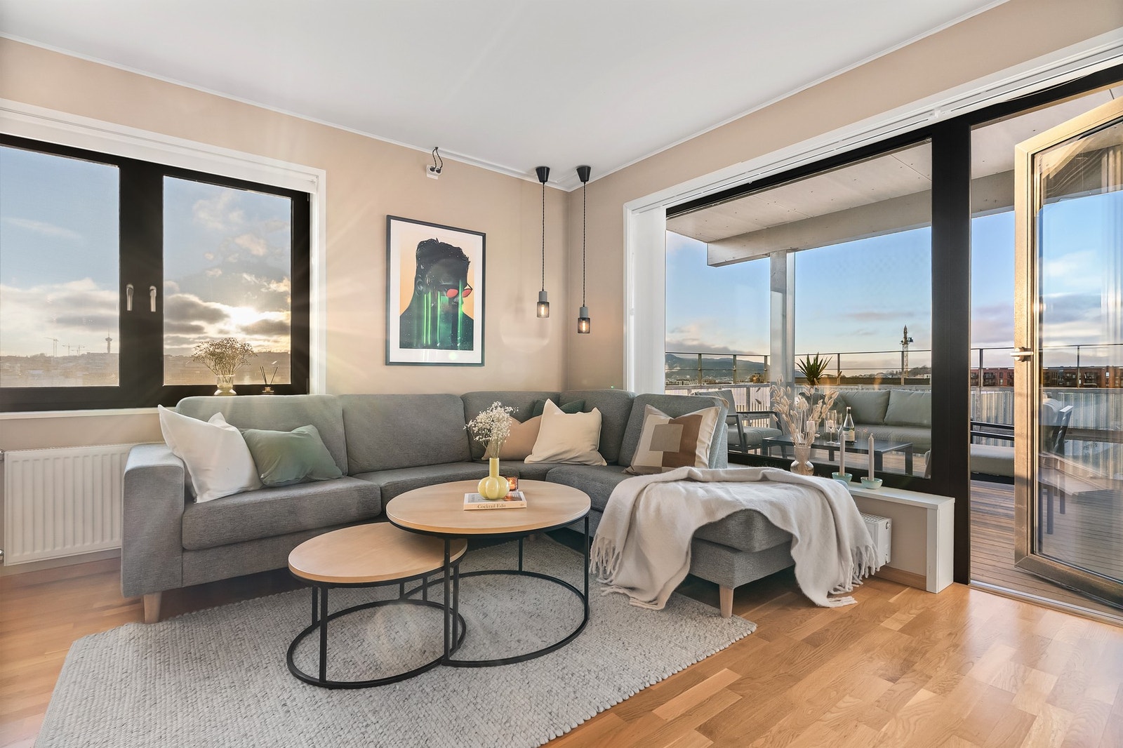 Store vindusflater og en glassdør leder deg til boligens romslige balkong. Galleribilde